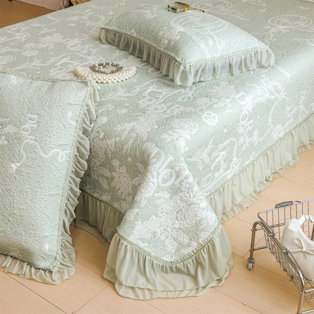 91家纺网 家纺一手货源 找家纺 慕木家纺 2026新款A类三明治复合乙纶提花冰豆豆花边床盖款床迪奥风系列（提供买家秀） 迪奥玫瑰-绿