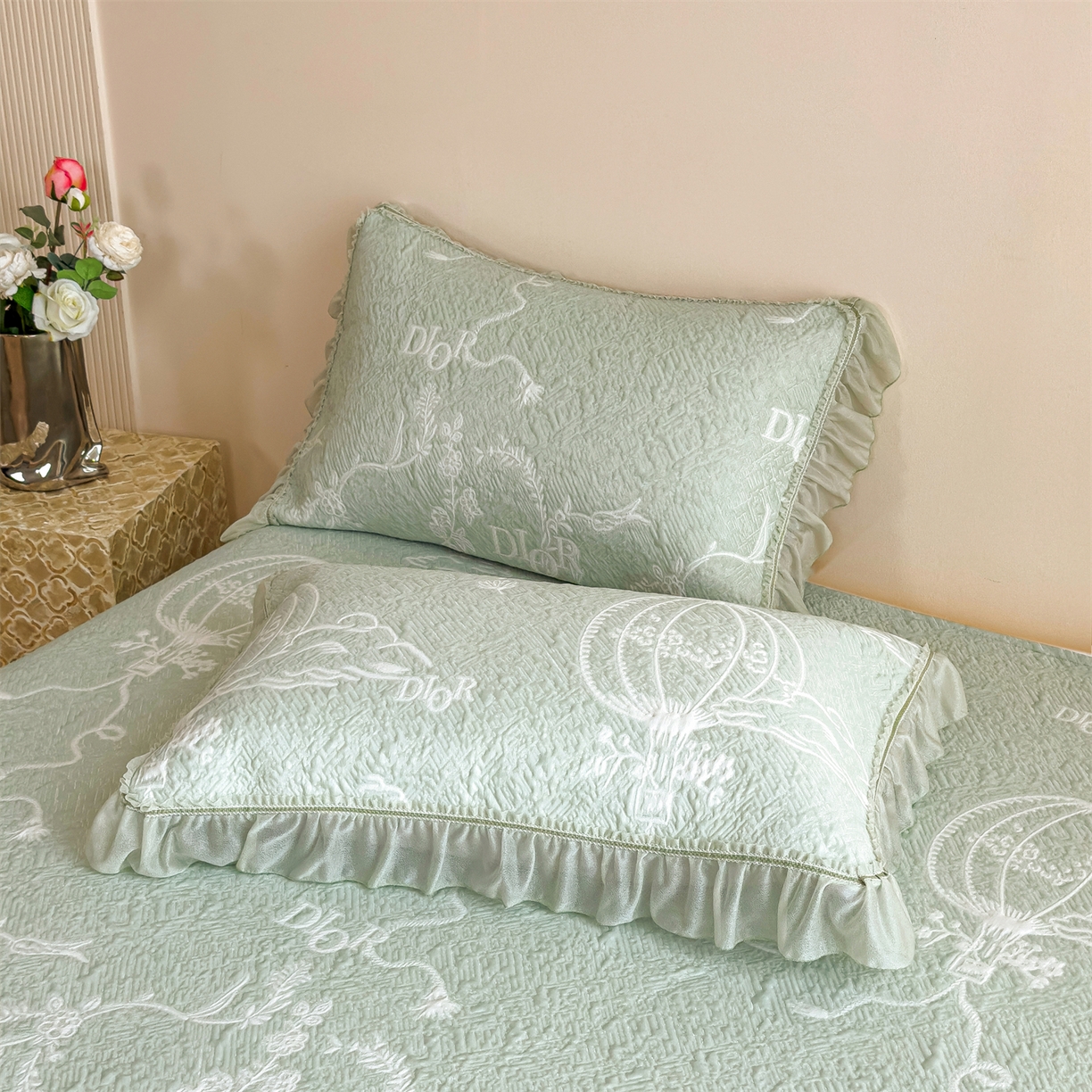 91家纺网 家纺一手货源 找家纺 慕木家纺 2026新款A类三明治复合乙纶提花冰豆豆花边床盖款床迪奥风系列（提供买家秀） 迪奥玫瑰-绿