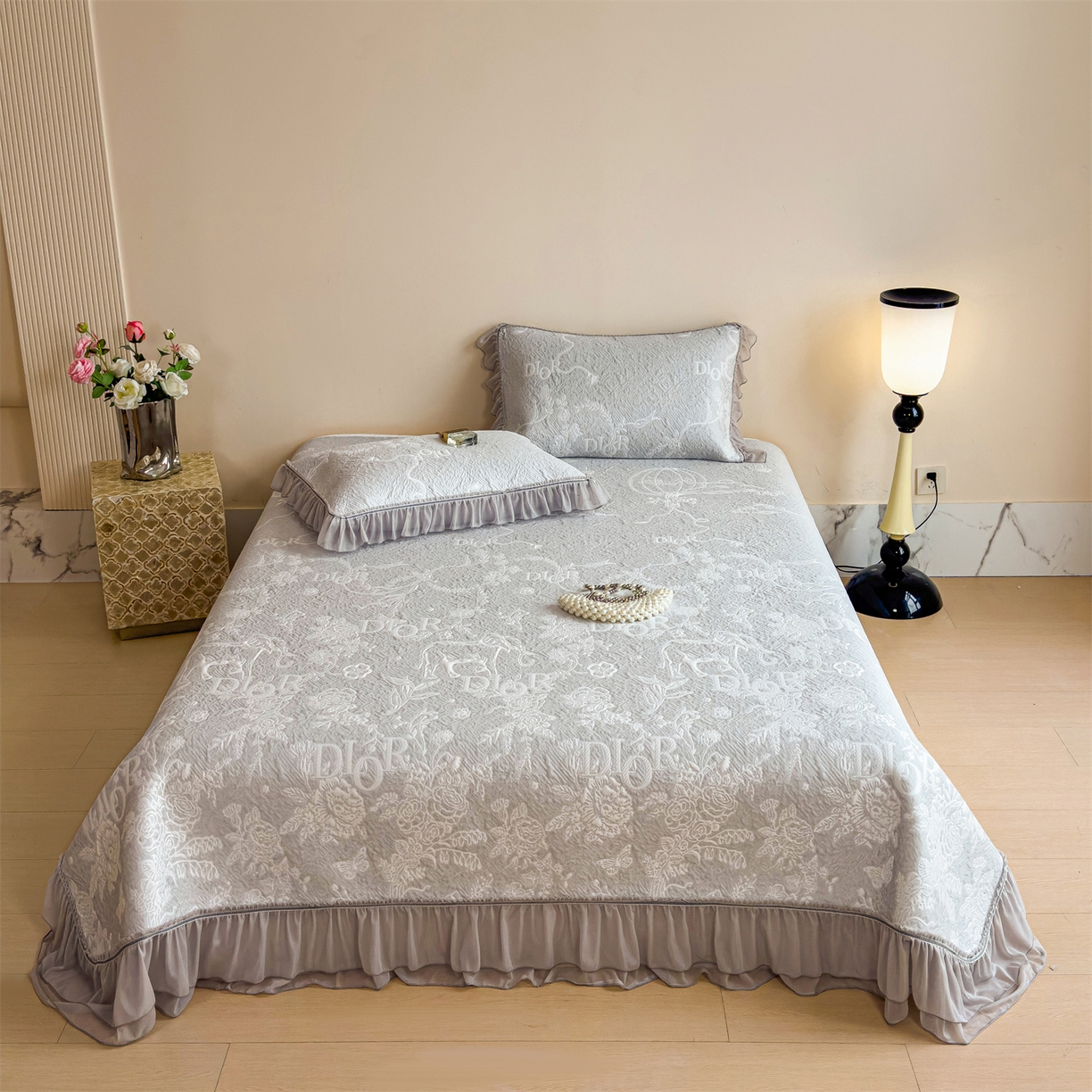 91家纺网 家纺一手货源 找家纺 慕木家纺 2026新款A类三明治复合乙纶提花冰豆豆花边床盖款床迪奥风系列（提供买家秀） 迪奥玫瑰-灰