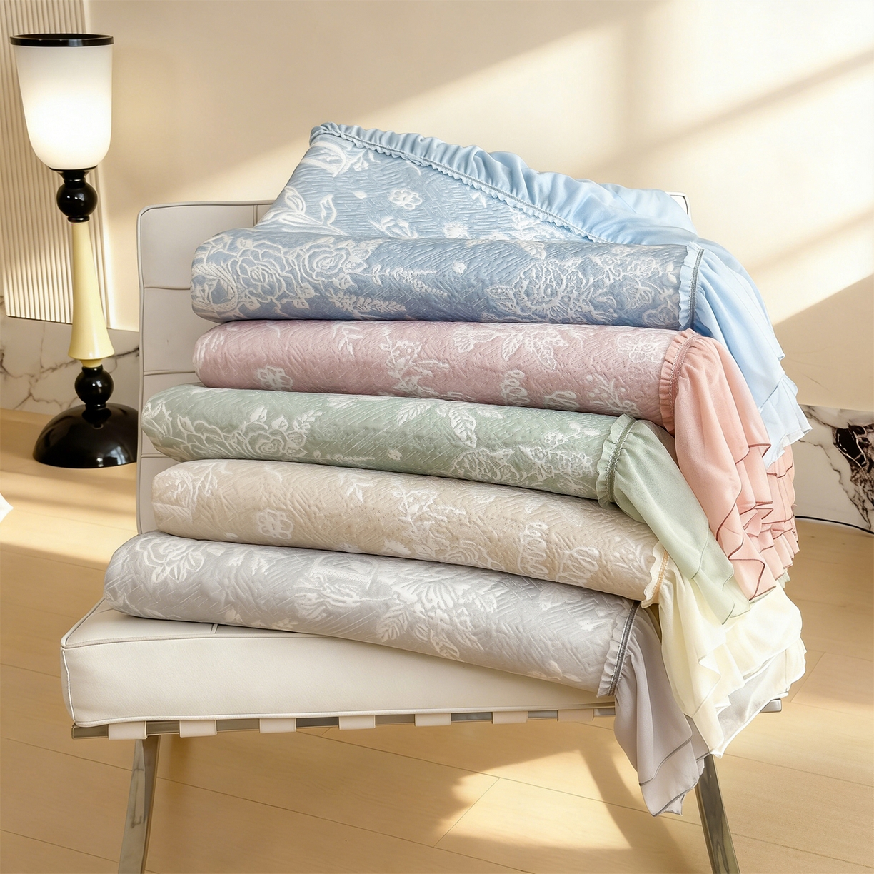 91家纺网 家纺一手货源 找家纺 慕木家纺 2026新款A类三明治复合乙纶提花冰豆豆花边床盖款床迪奥风系列（提供买家秀） 组合图仅展示