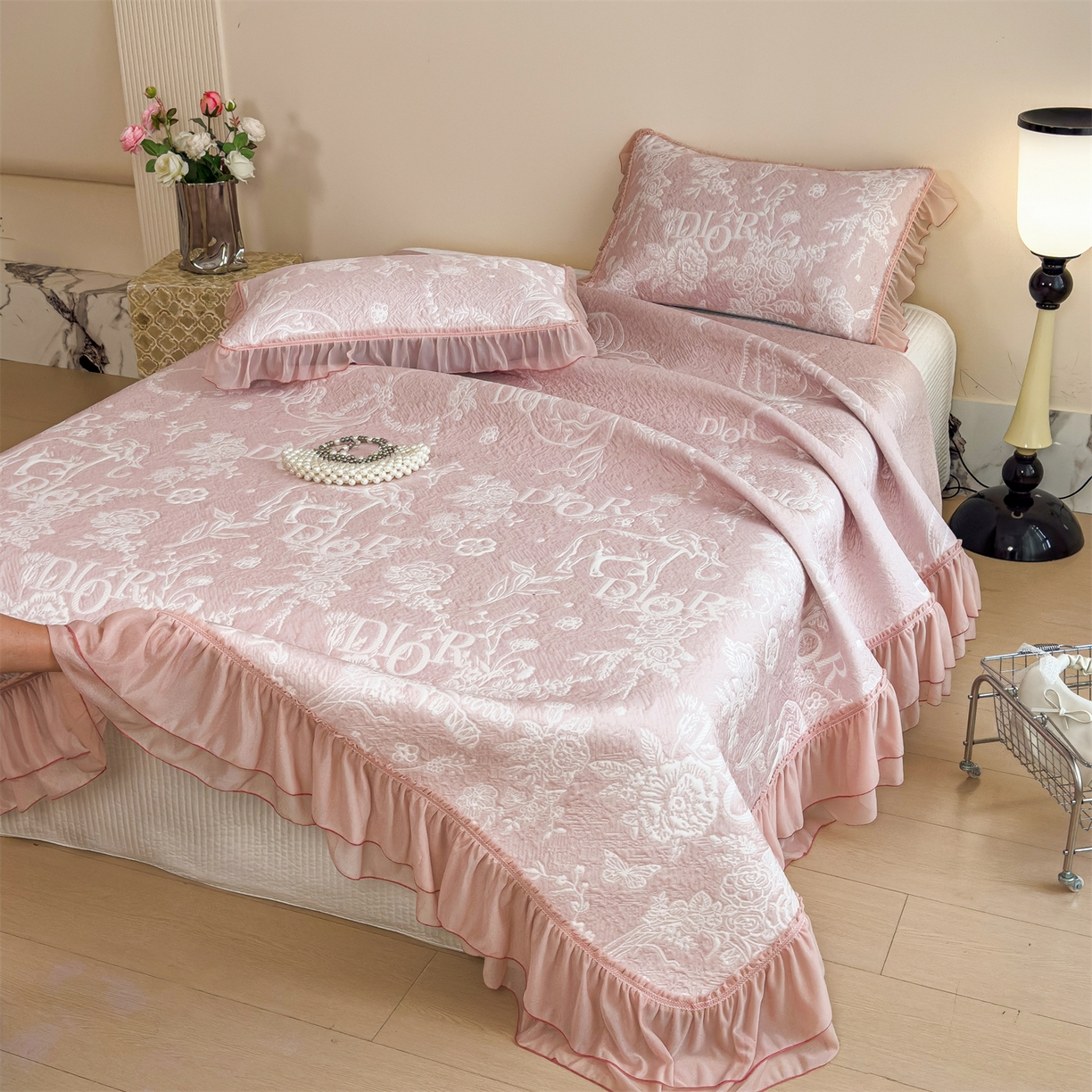 91家纺网 家纺一手货源 找家纺 慕木家纺 2026新款A类三明治复合乙纶提花冰豆豆花边床盖款床迪奥风系列（提供买家秀） 迪奥玫瑰-粉