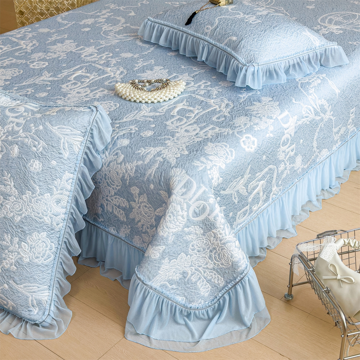 91家纺网 家纺一手货源 找家纺 （总）慕木家纺 2026新款A类三明治复合乙纶提花冰豆豆花边床盖款床迪奥风系列（提供买家秀）