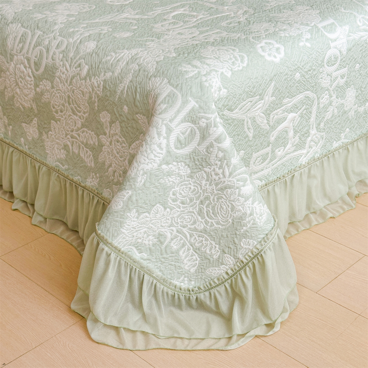 91家纺网 家纺一手货源 找家纺 慕木家纺 2026新款A类三明治复合乙纶提花冰豆豆花边床盖款床迪奥风系列（提供买家秀） 迪奥玫瑰-绿