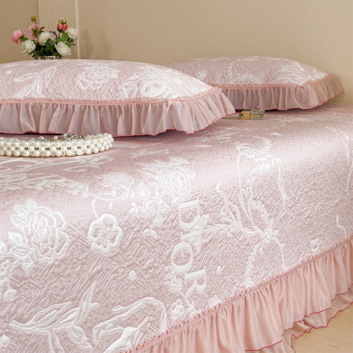 91家纺网 家纺一手货源 找家纺 慕木家纺 2026新款A类三明治复合乙纶提花冰豆豆花边床盖款床迪奥风系列（提供买家秀） 迪奥玫瑰-粉