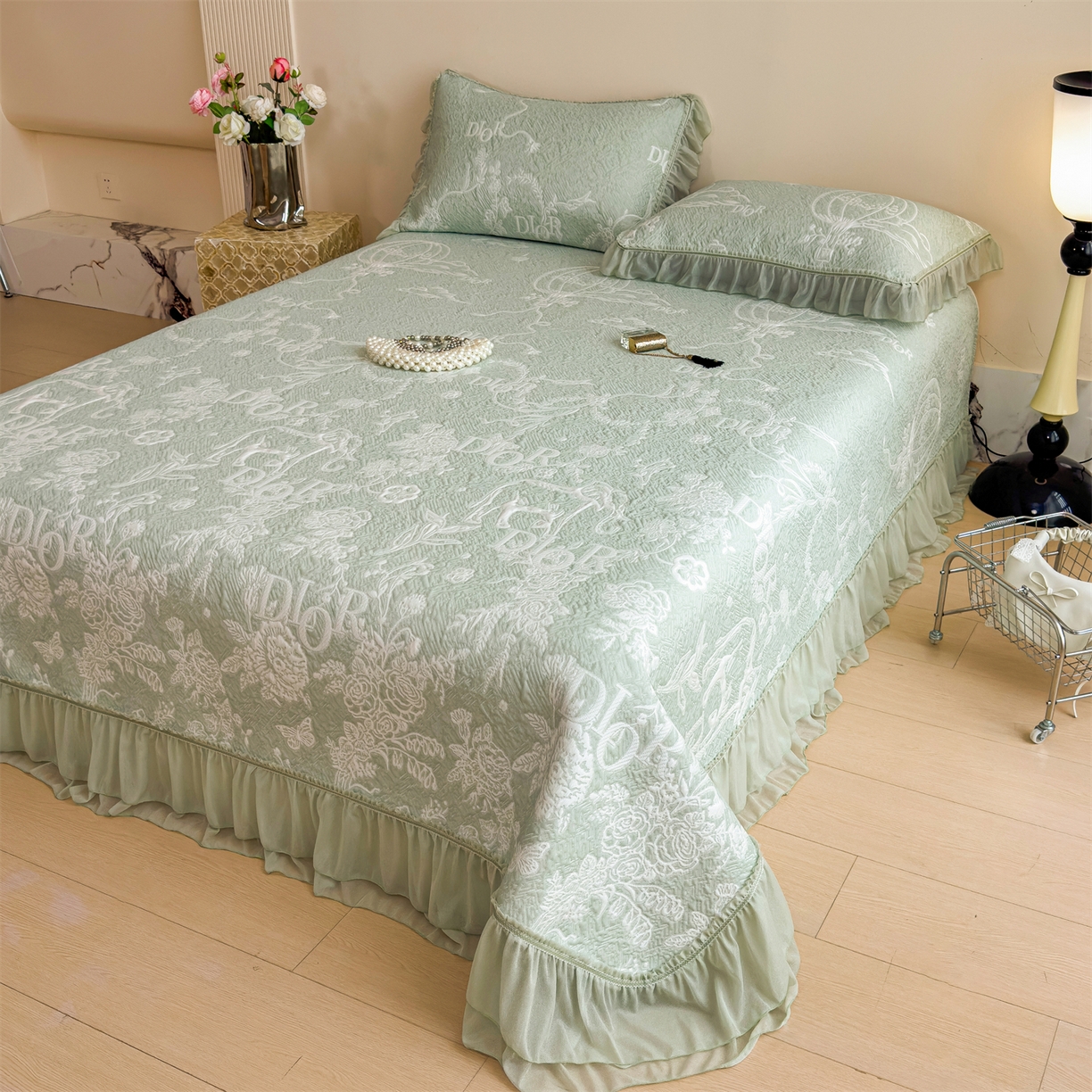 91家纺网 家纺一手货源 找家纺 慕木家纺 2026新款A类三明治复合乙纶提花冰豆豆花边床盖款床迪奥风系列（提供买家秀） 迪奥玫瑰-绿