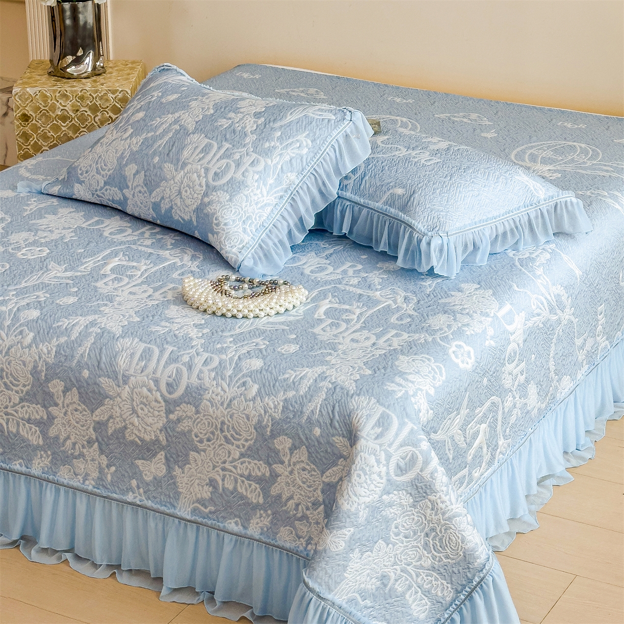 91家纺网 家纺一手货源 找家纺 慕木家纺 2026新款A类三明治复合乙纶提花冰豆豆花边床盖款床迪奥风系列（提供买家秀） 迪奥玫瑰-蓝