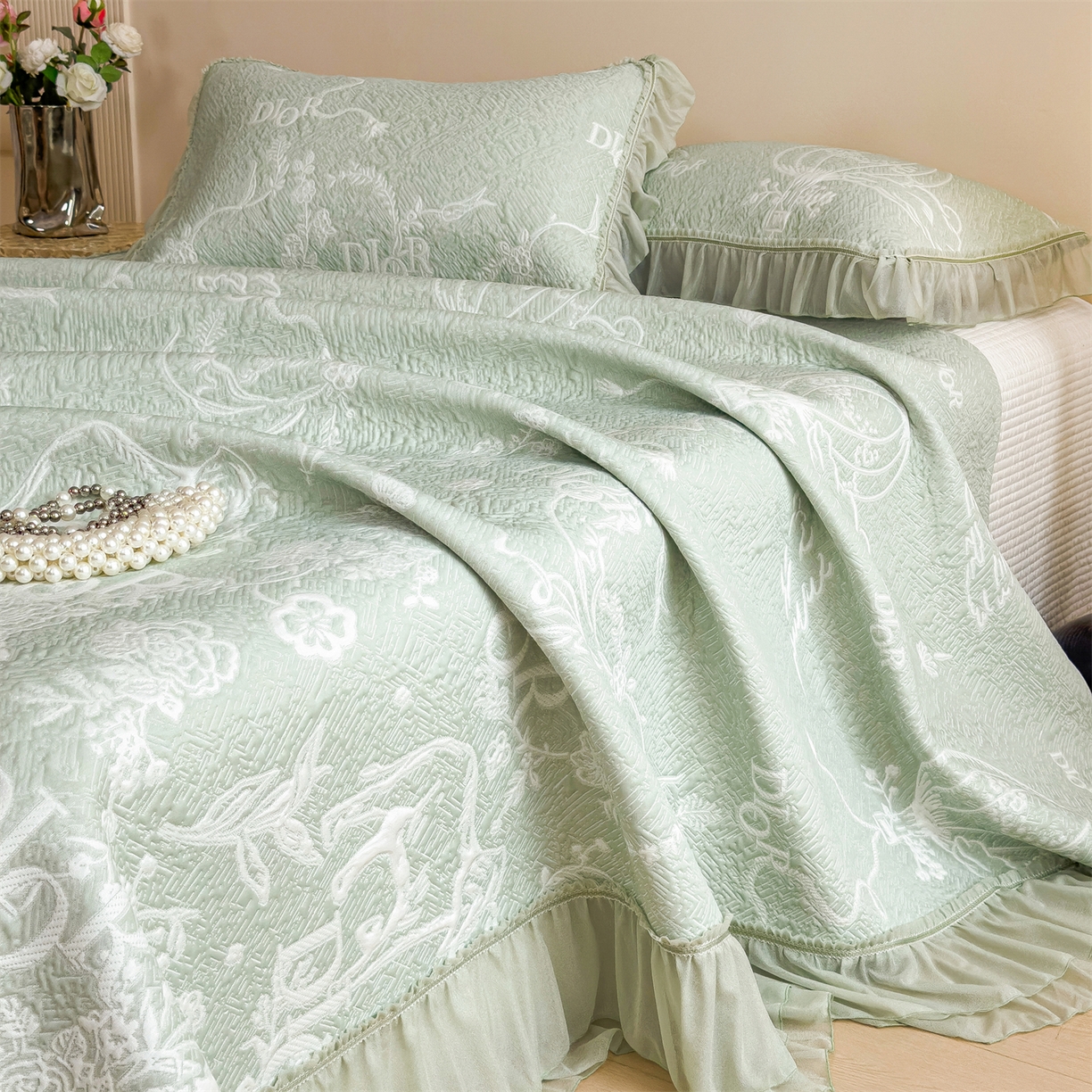 91家纺网 家纺一手货源 找家纺 慕木家纺 2026新款A类三明治复合乙纶提花冰豆豆花边床盖款床迪奥风系列（提供买家秀） 迪奥玫瑰-绿