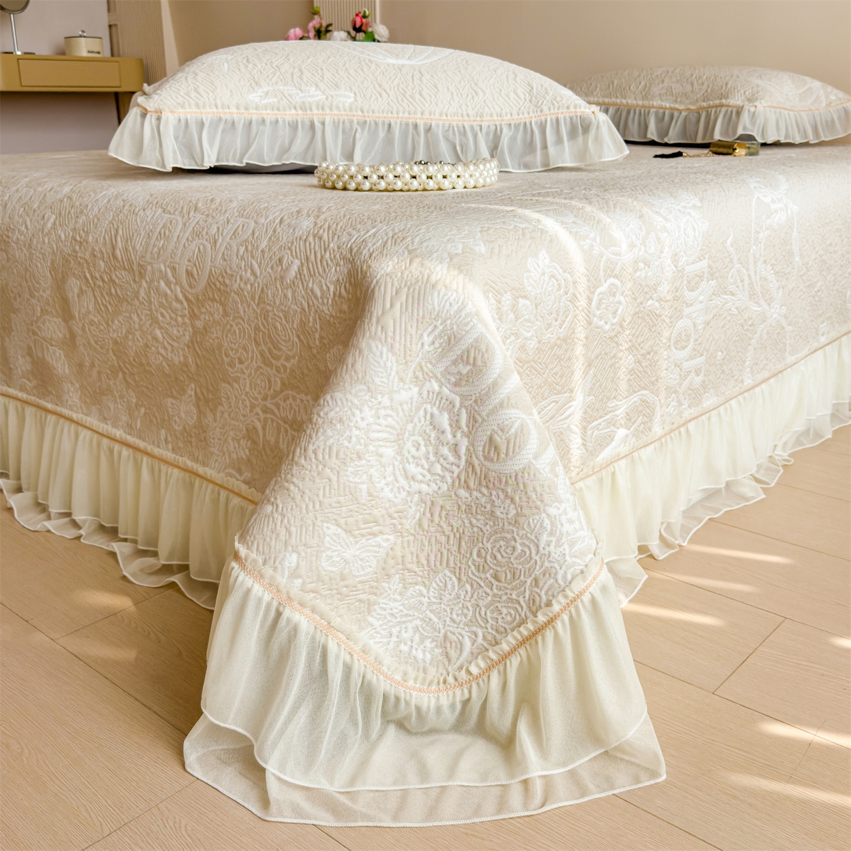 91家纺网 家纺一手货源 找家纺 慕木家纺 2026新款A类三明治复合乙纶提花冰豆豆花边床盖款床迪奥风系列（提供买家秀） 迪奥玫瑰-咖