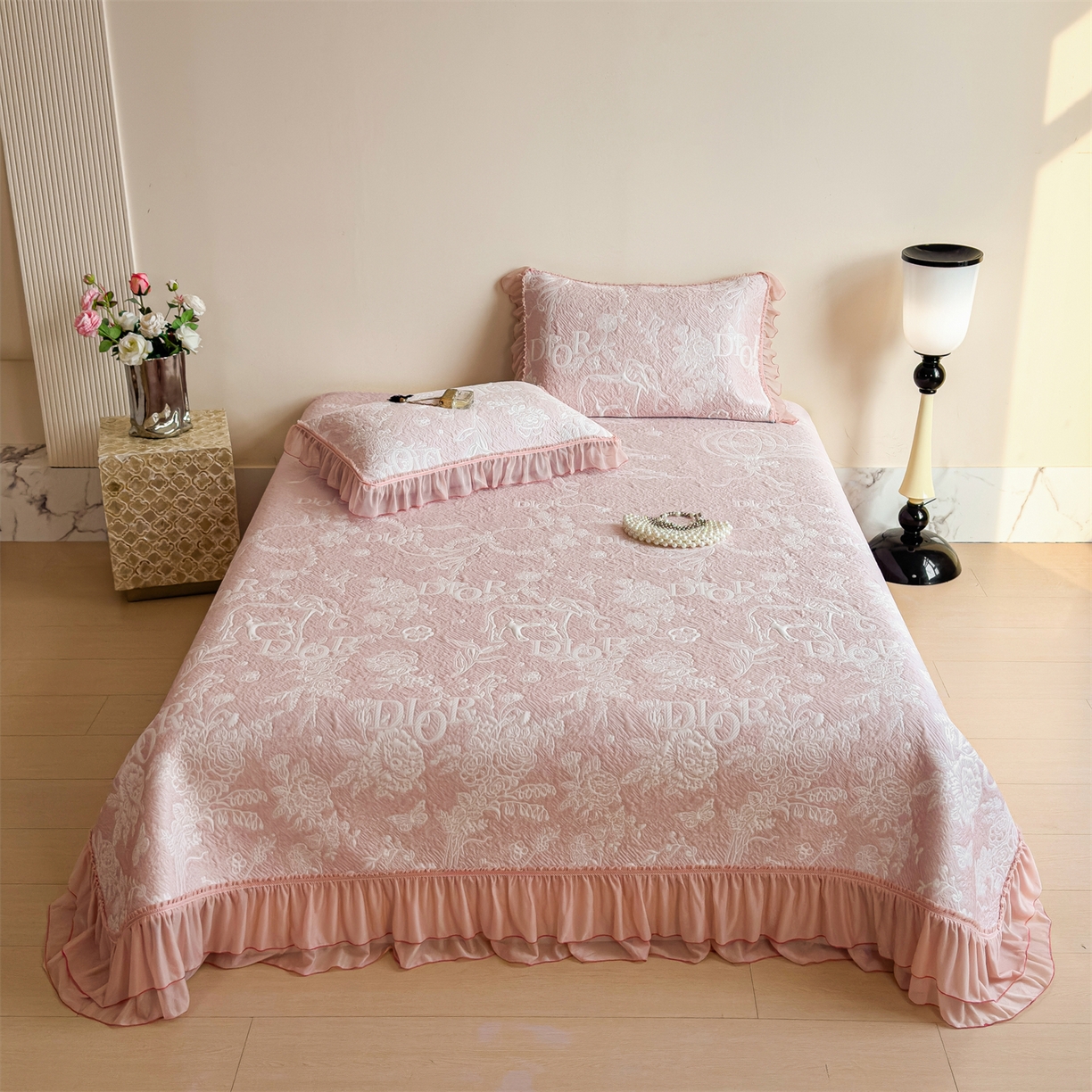 91家纺网 家纺一手货源 找家纺 慕木家纺 2026新款A类三明治复合乙纶提花冰豆豆花边床盖款床迪奥风系列（提供买家秀） 迪奥玫瑰-粉