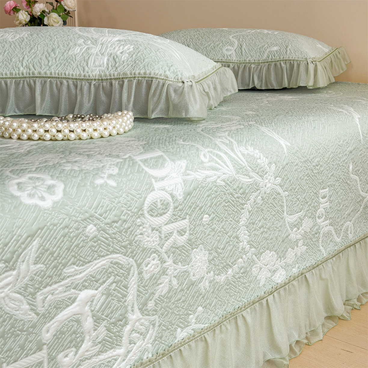 91家纺网 家纺一手货源 找家纺 慕木家纺 2026新款A类三明治复合乙纶提花冰豆豆花边床盖款床迪奥风系列（提供买家秀） 迪奥玫瑰-绿