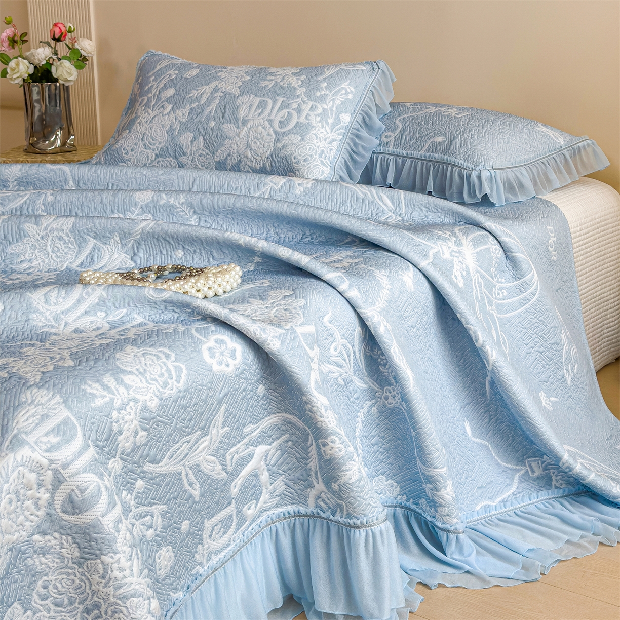 91家纺网 家纺一手货源 找家纺 （总）慕木家纺 2026新款A类三明治复合乙纶提花冰豆豆花边床盖款床迪奥风系列（提供买家秀）