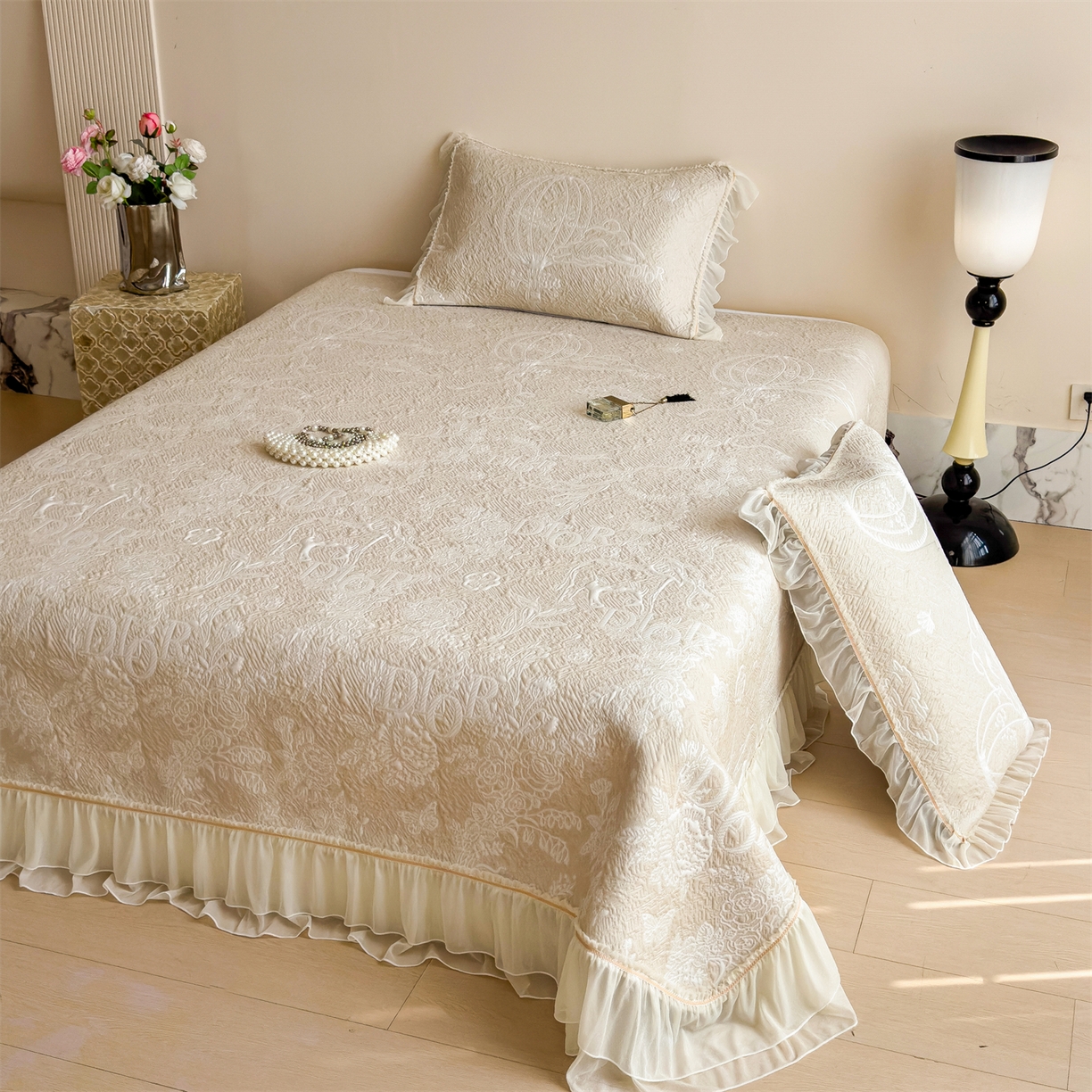 91家纺网 家纺一手货源 找家纺 慕木家纺 2026新款A类三明治复合乙纶提花冰豆豆花边床盖款床迪奥风系列（提供买家秀） 迪奥玫瑰-咖