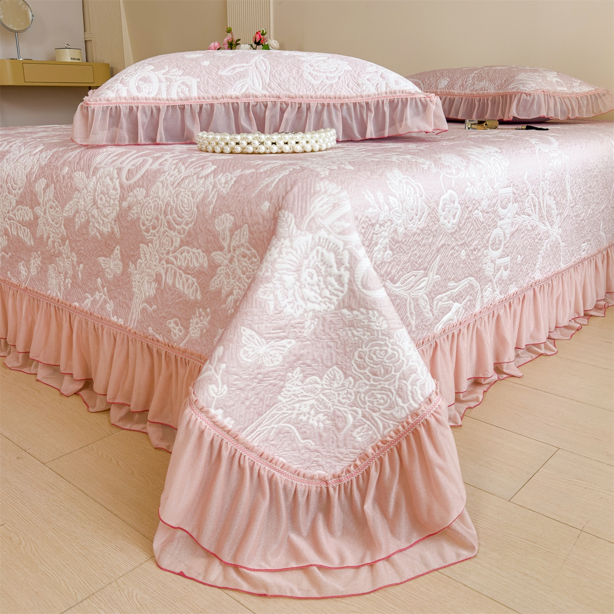 91家纺网 家纺一手货源 找家纺 慕木家纺 2026新款A类三明治复合乙纶提花冰豆豆花边床盖款床迪奥风系列（提供买家秀） 迪奥玫瑰-粉