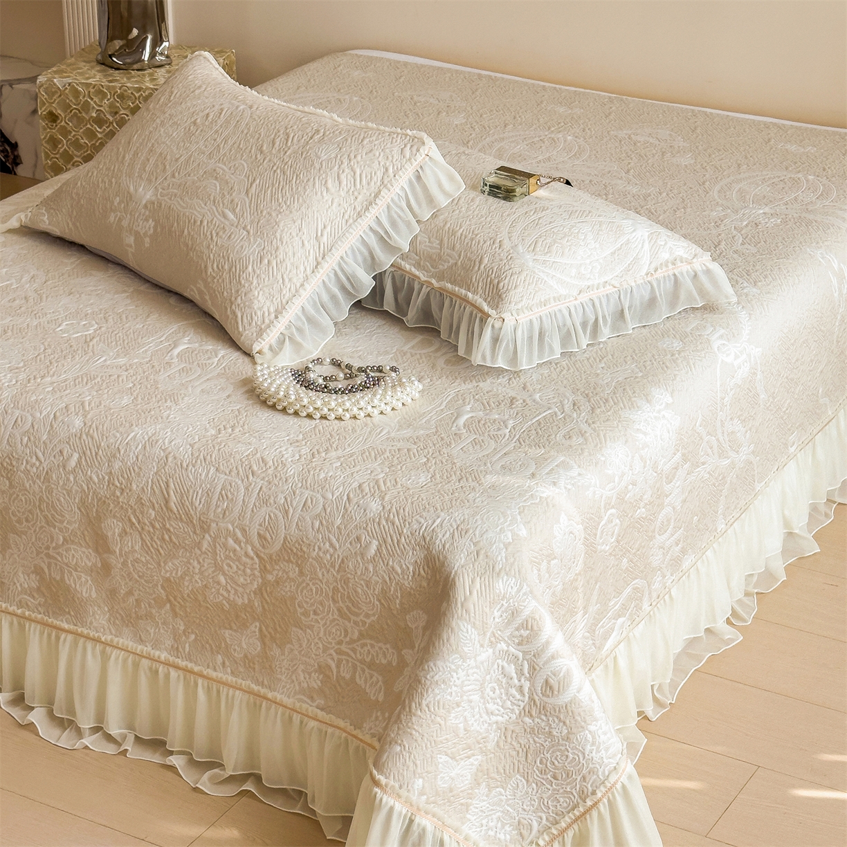 91家纺网 家纺一手货源 找家纺 慕木家纺 2026新款A类三明治复合乙纶提花冰豆豆花边床盖款床迪奥风系列（提供买家秀） 迪奥玫瑰-咖