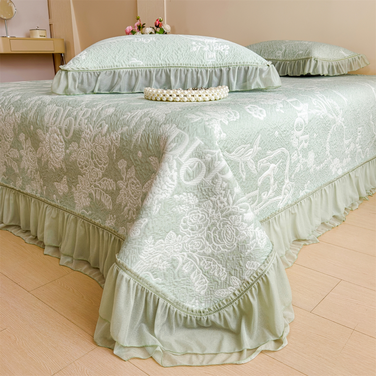 91家纺网 家纺一手货源 找家纺 慕木家纺 2026新款A类三明治复合乙纶提花冰豆豆花边床盖款床迪奥风系列（提供买家秀） 迪奥玫瑰-绿