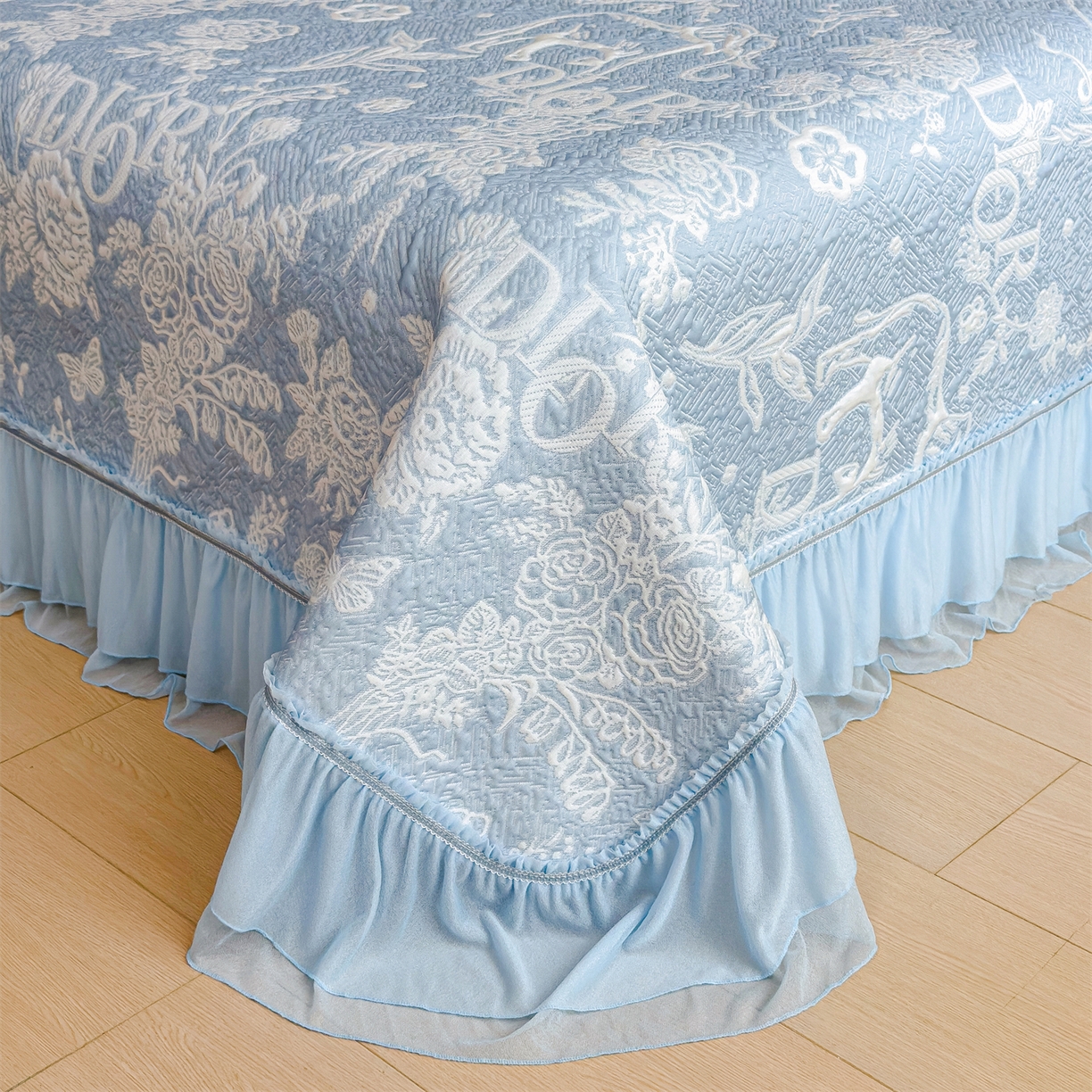 91家纺网 家纺一手货源 找家纺 慕木家纺 2026新款A类三明治复合乙纶提花冰豆豆花边床盖款床迪奥风系列（提供买家秀） 迪奥玫瑰-蓝