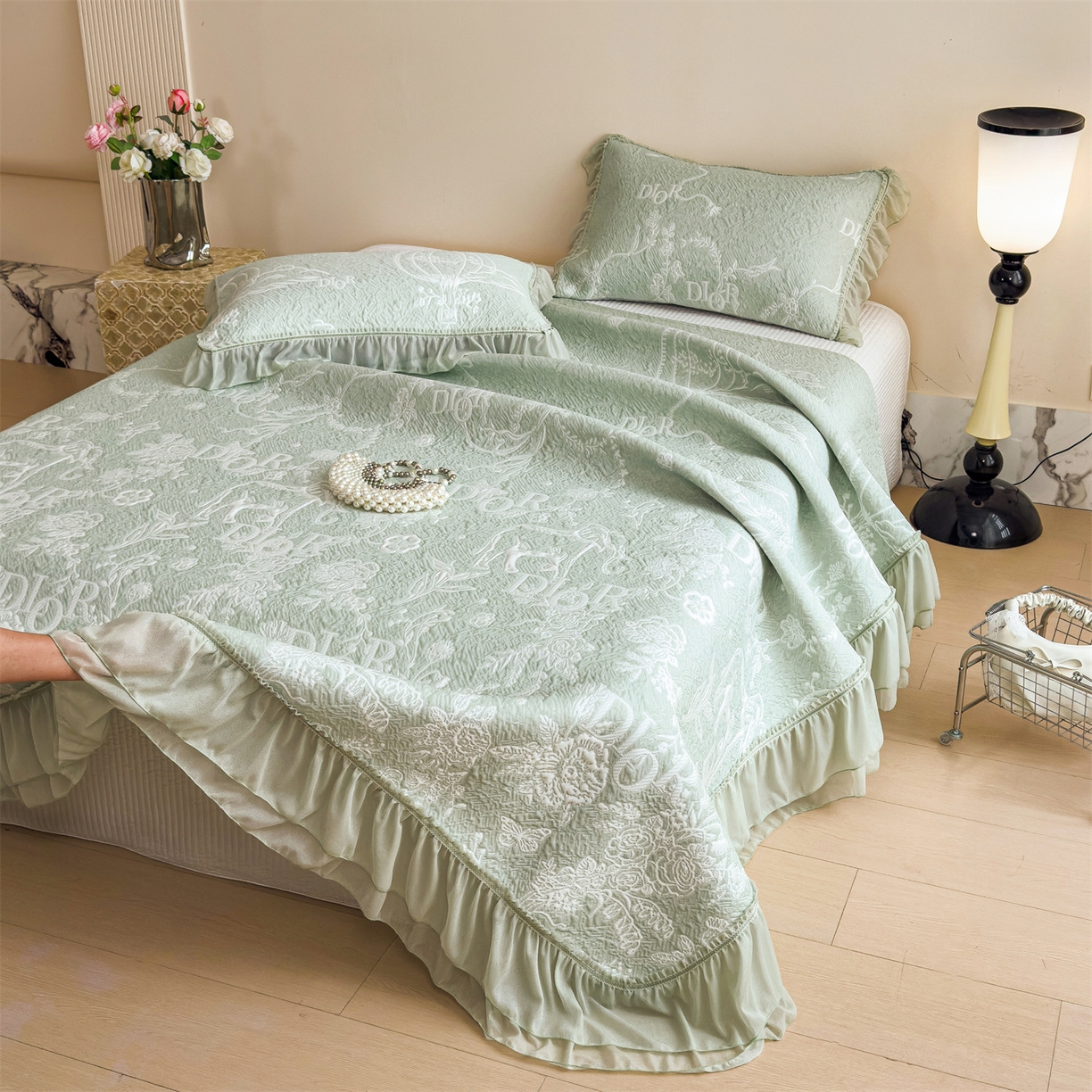 91家纺网 家纺一手货源 找家纺 慕木家纺 2026新款A类三明治复合乙纶提花冰豆豆花边床盖款床迪奥风系列（提供买家秀） 迪奥玫瑰-绿