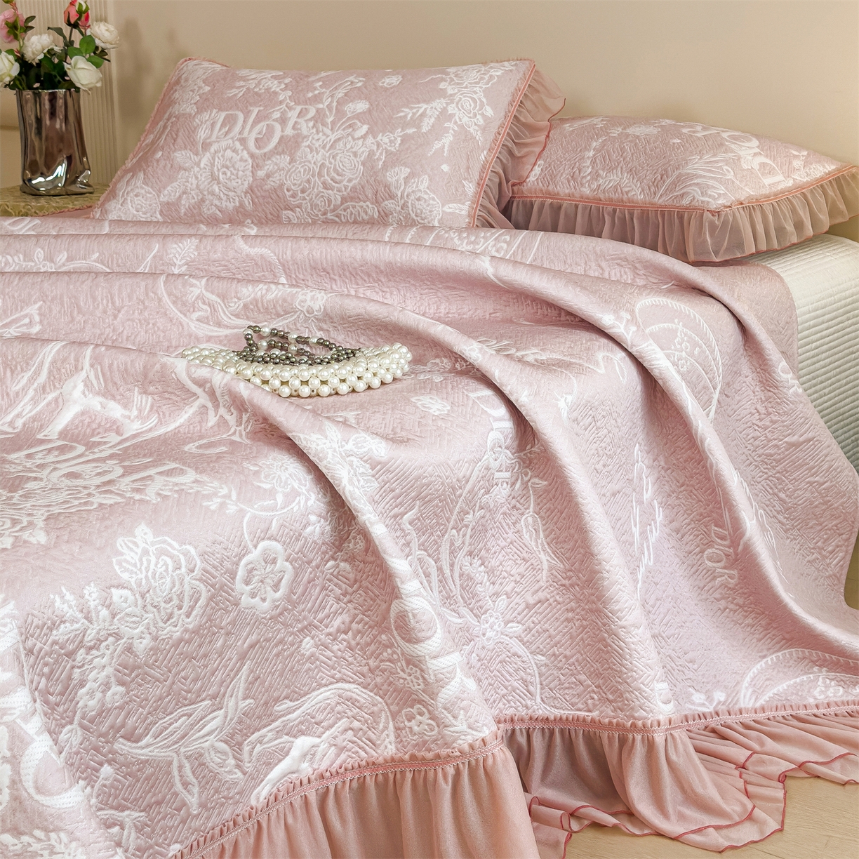 91家纺网 家纺一手货源 找家纺 慕木家纺 2026新款A类三明治复合乙纶提花冰豆豆花边床盖款床迪奥风系列（提供买家秀） 迪奥玫瑰-粉