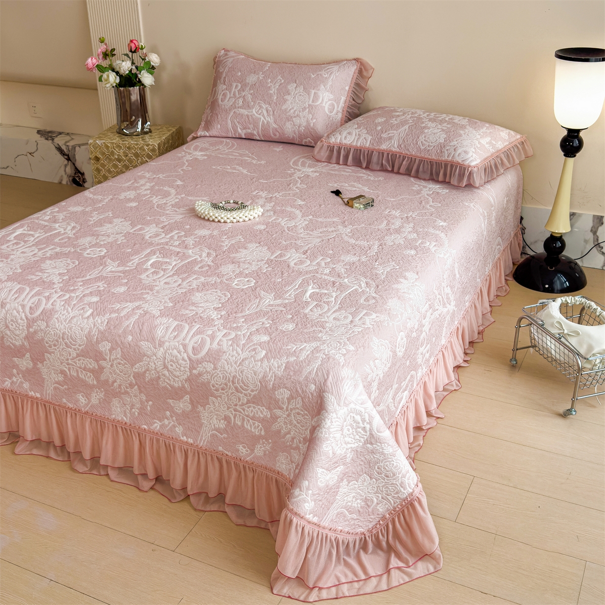 91家纺网 家纺一手货源 找家纺 慕木家纺 2026新款A类三明治复合乙纶提花冰豆豆花边床盖款床迪奥风系列（提供买家秀） 迪奥玫瑰-粉