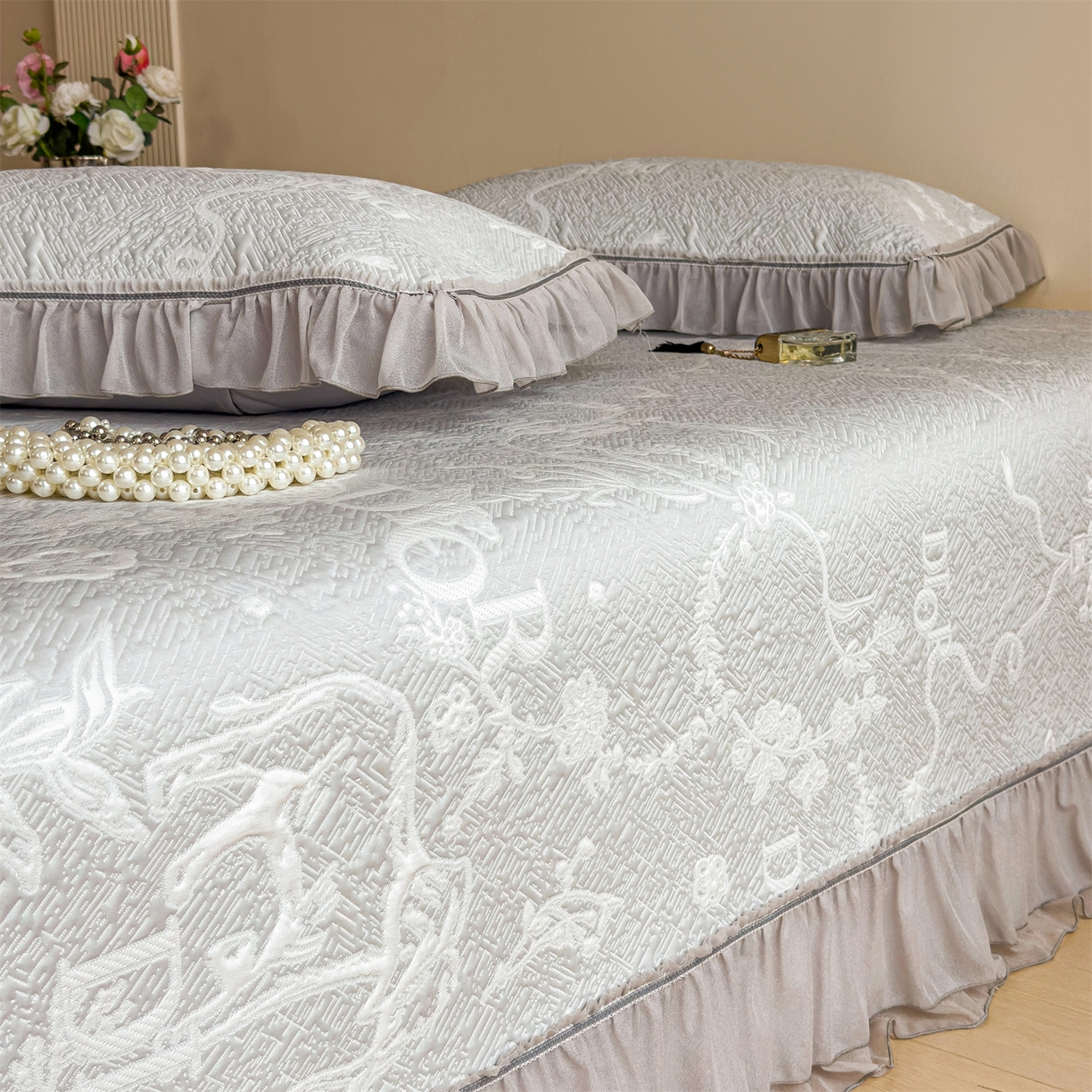 91家纺网 家纺一手货源 找家纺 慕木家纺 2026新款A类三明治复合乙纶提花冰豆豆花边床盖款床迪奥风系列（提供买家秀） 迪奥玫瑰-灰