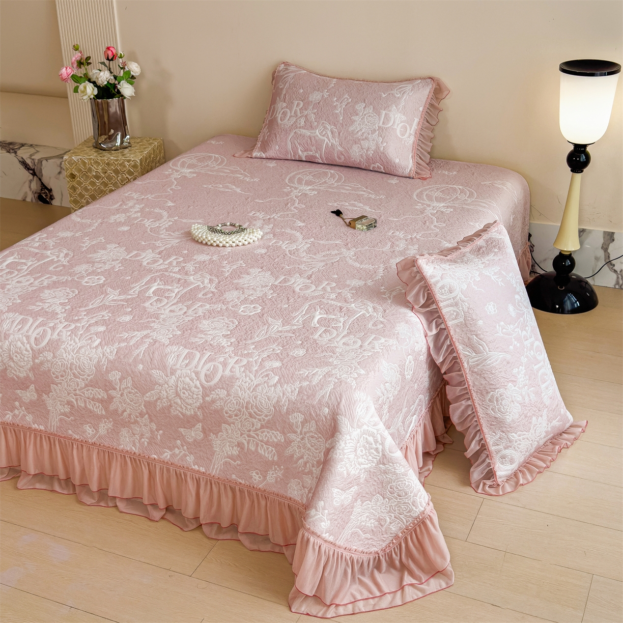 91家纺网 家纺一手货源 找家纺 慕木家纺 2026新款A类三明治复合乙纶提花冰豆豆花边床盖款床迪奥风系列（提供买家秀） 迪奥玫瑰-粉
