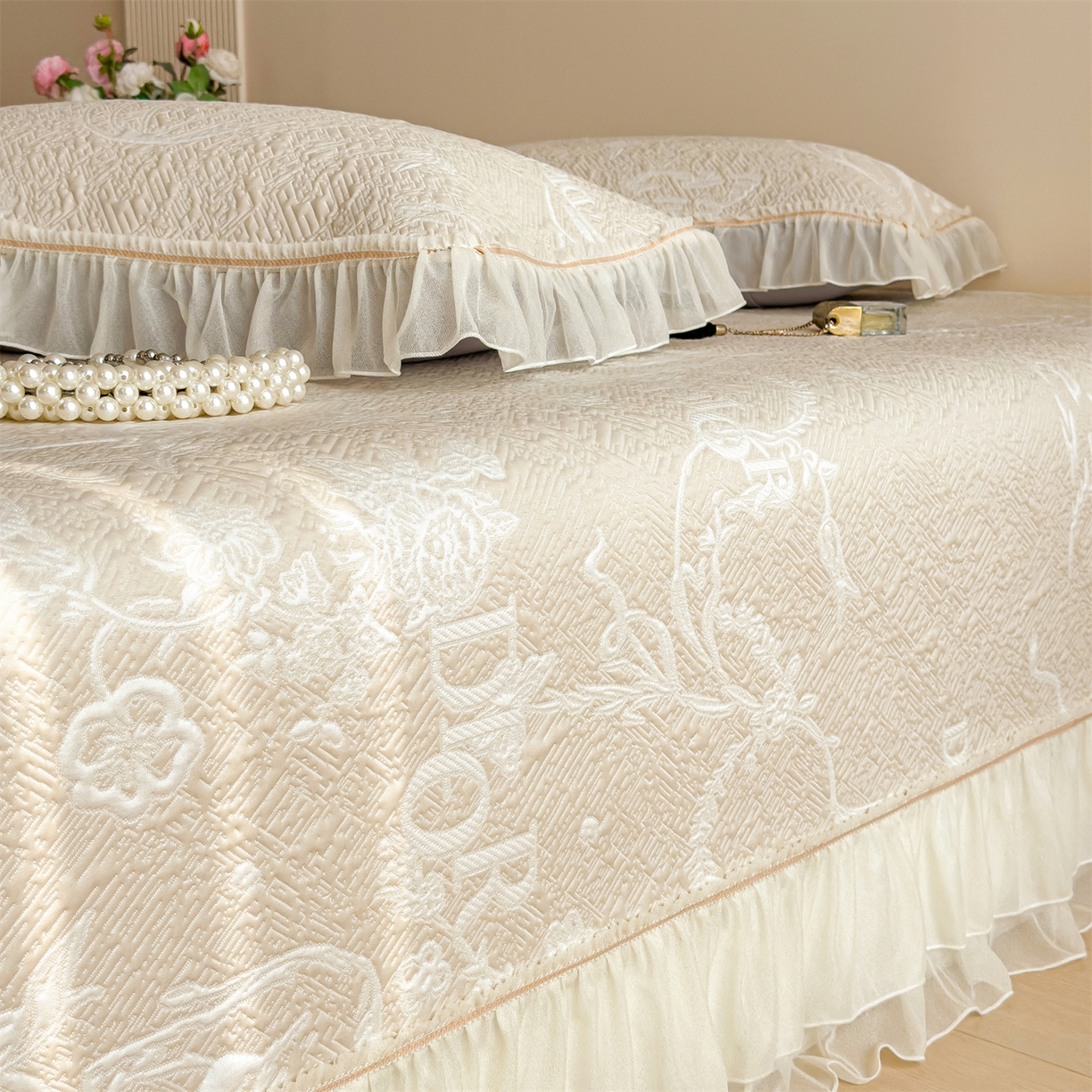 91家纺网 家纺一手货源 找家纺 慕木家纺 2026新款A类三明治复合乙纶提花冰豆豆花边床盖款床迪奥风系列（提供买家秀） 迪奥玫瑰-咖