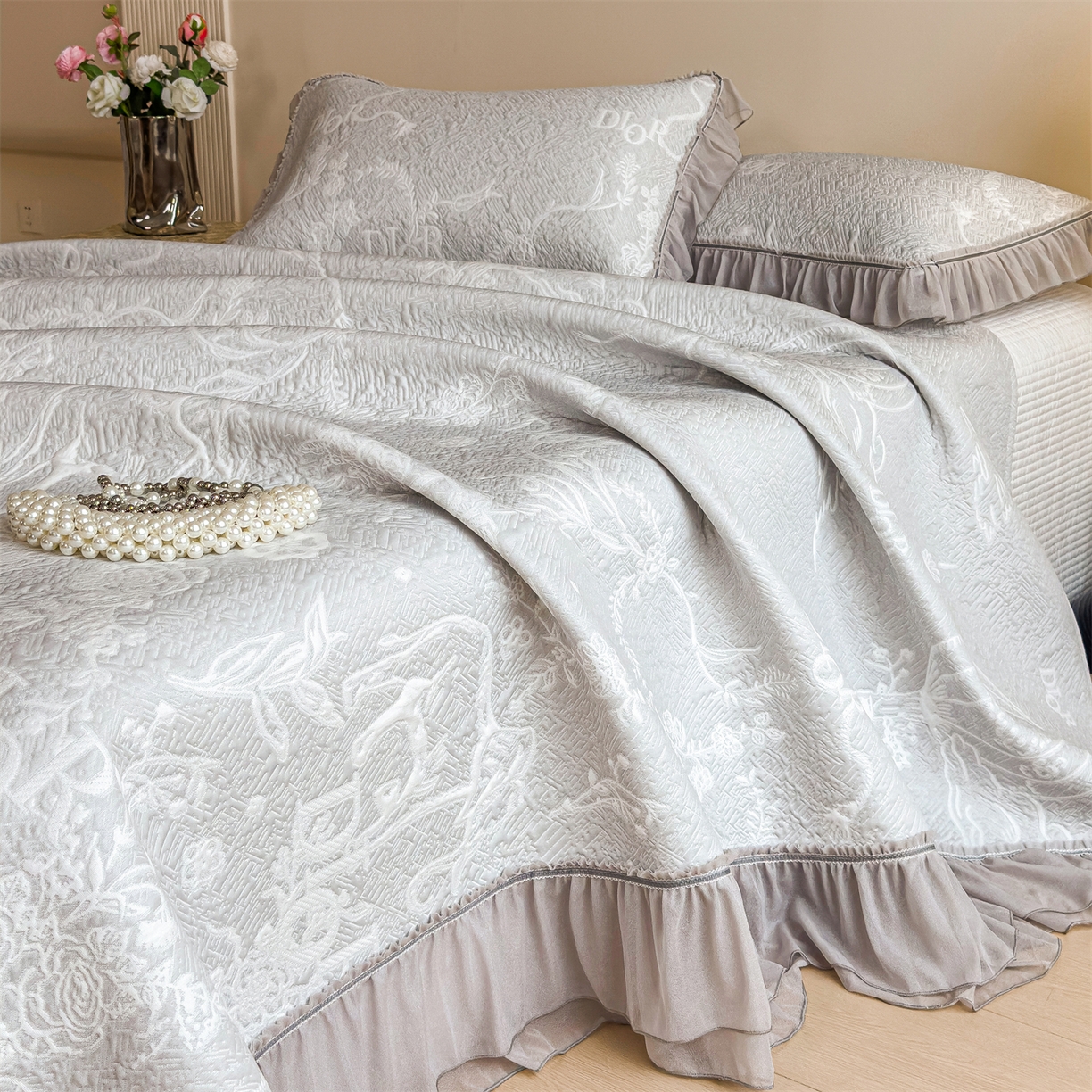 91家纺网 家纺一手货源 找家纺 慕木家纺 2026新款A类三明治复合乙纶提花冰豆豆花边床盖款床迪奥风系列（提供买家秀） 迪奥玫瑰-灰