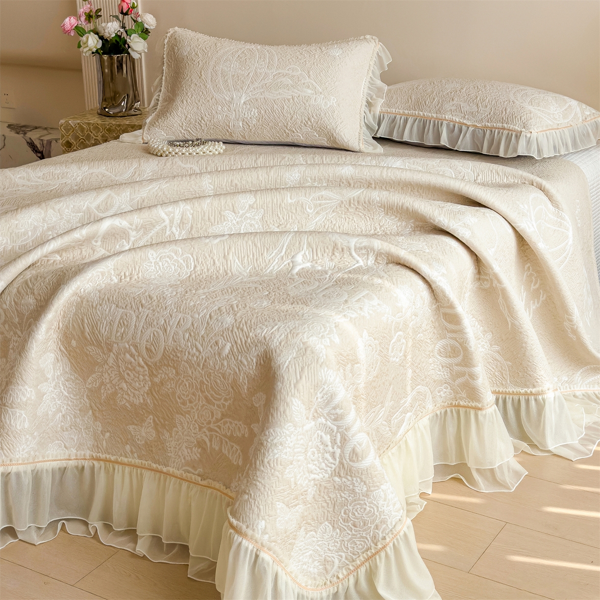 91家纺网 家纺一手货源 找家纺 慕木家纺 2026新款A类三明治复合乙纶提花冰豆豆花边床盖款床迪奥风系列（提供买家秀） 迪奥玫瑰-咖