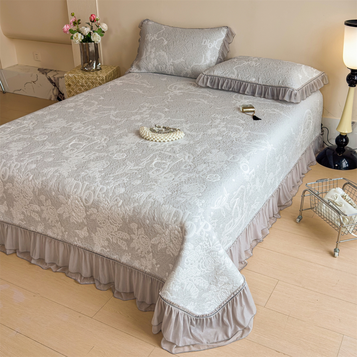 91家纺网 家纺一手货源 找家纺 慕木家纺 2026新款A类三明治复合乙纶提花冰豆豆花边床盖款床迪奥风系列（提供买家秀） 迪奥玫瑰-灰