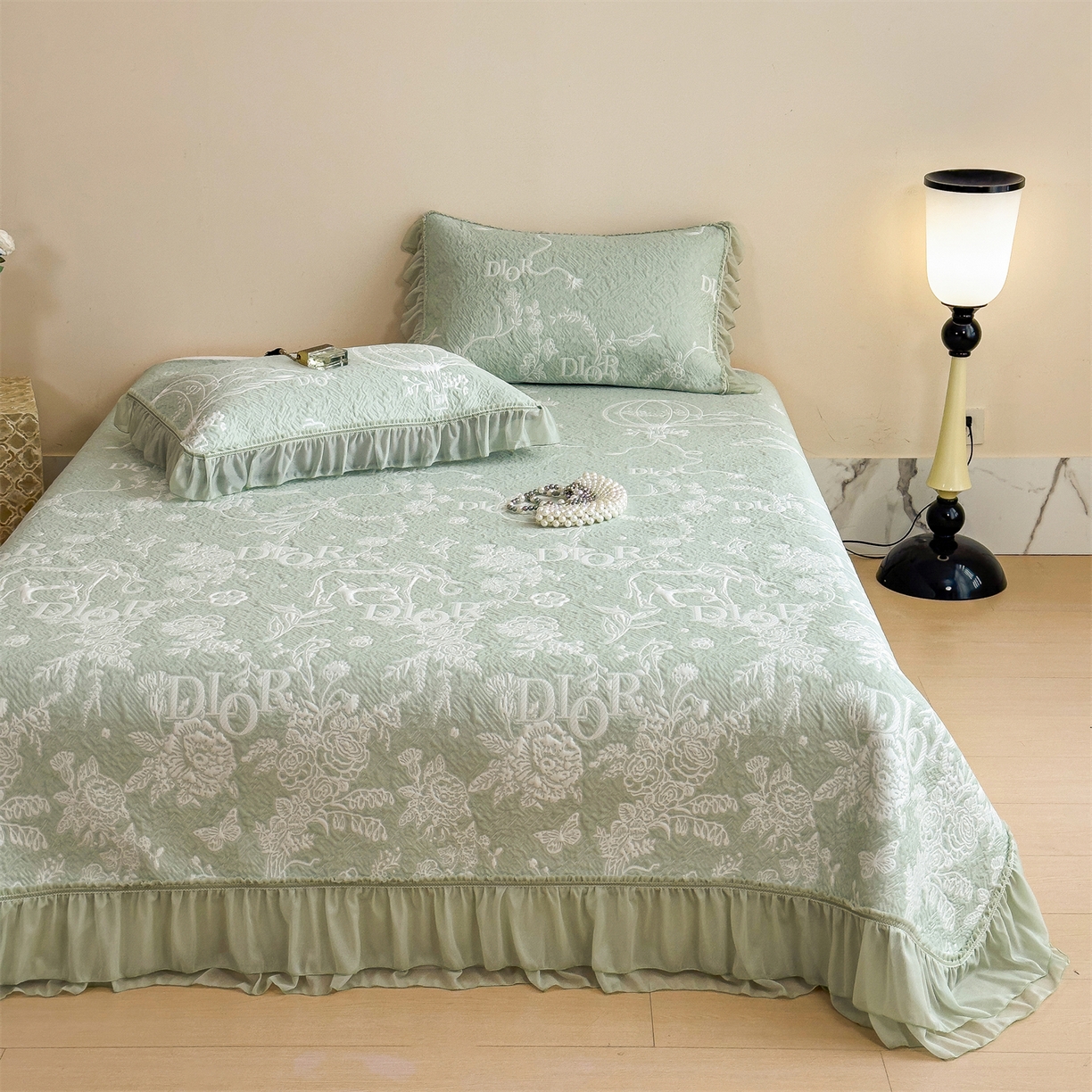 91家纺网 家纺一手货源 找家纺 慕木家纺 2026新款A类三明治复合乙纶提花冰豆豆花边床盖款床迪奥风系列（提供买家秀） 迪奥玫瑰-绿