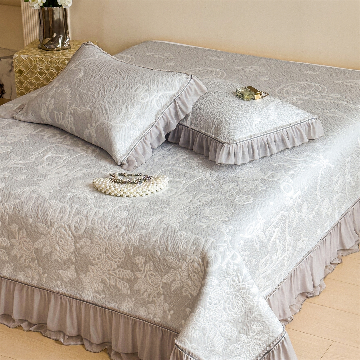 91家纺网 家纺一手货源 找家纺 慕木家纺 2026新款A类三明治复合乙纶提花冰豆豆花边床盖款床迪奥风系列（提供买家秀） 迪奥玫瑰-灰