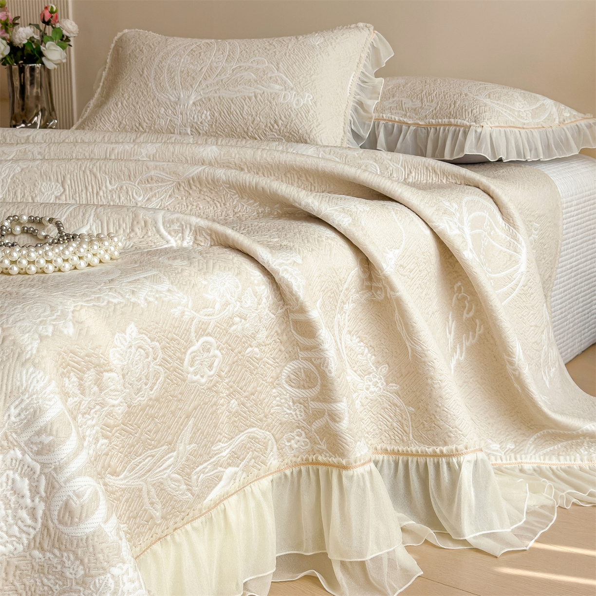 91家纺网 家纺一手货源 找家纺 慕木家纺 2026新款A类三明治复合乙纶提花冰豆豆花边床盖款床迪奥风系列（提供买家秀） 迪奥玫瑰-咖