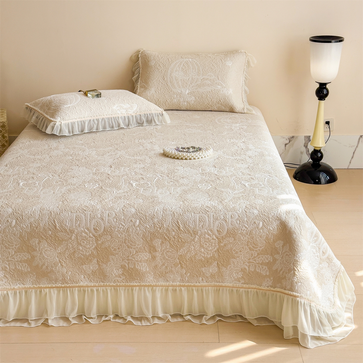 91家纺网 家纺一手货源 找家纺 慕木家纺 2026新款A类三明治复合乙纶提花冰豆豆花边床盖款床迪奥风系列（提供买家秀） 迪奥玫瑰-咖