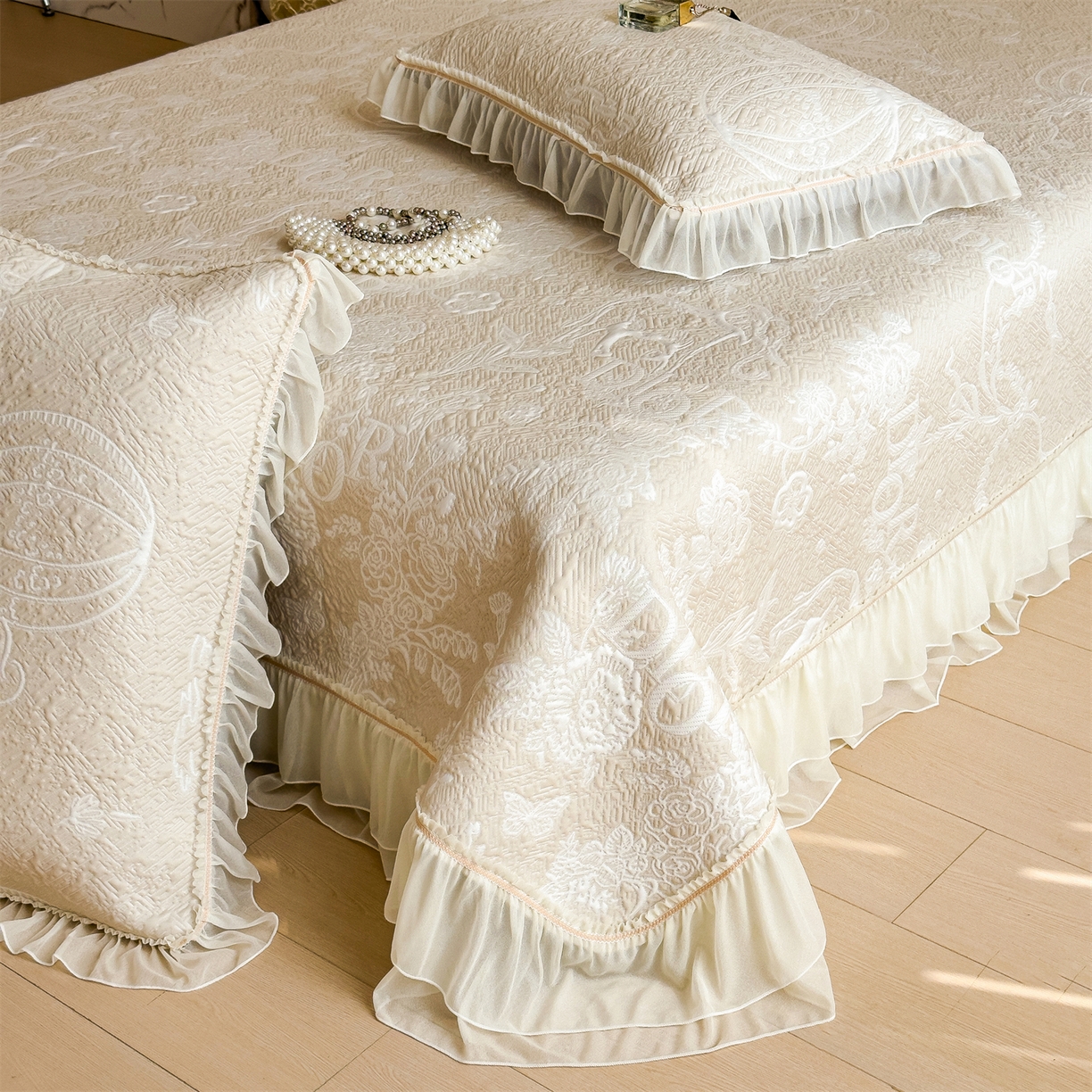 91家纺网 家纺一手货源 找家纺 慕木家纺 2026新款A类三明治复合乙纶提花冰豆豆花边床盖款床迪奥风系列（提供买家秀） 迪奥玫瑰-咖