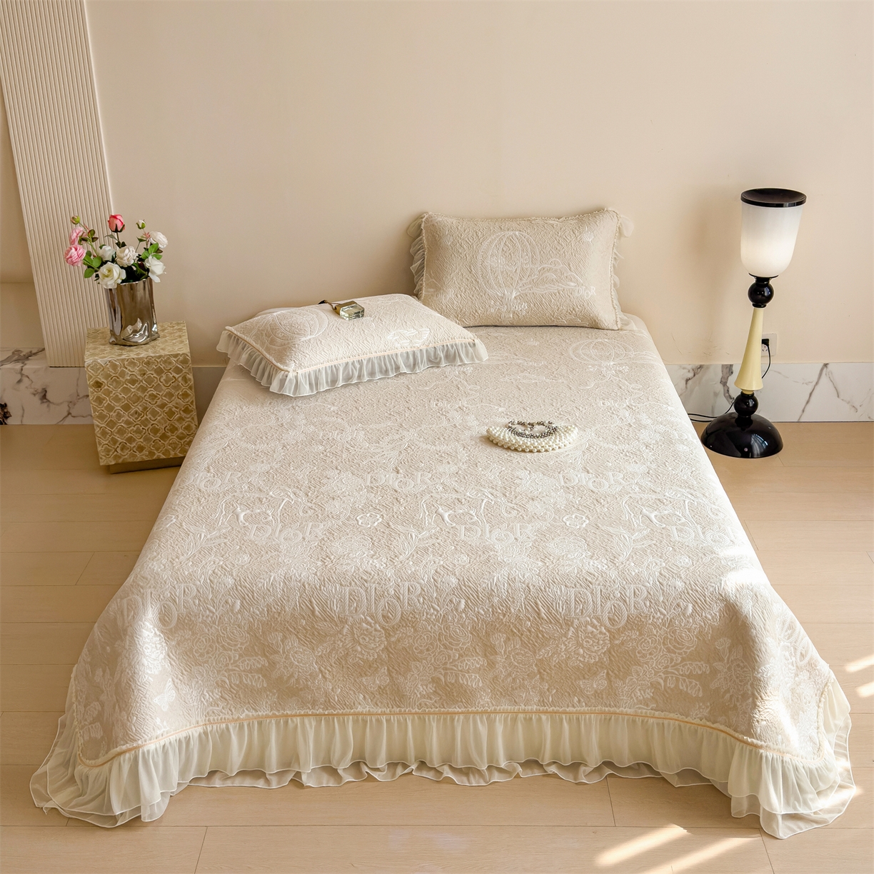 91家纺网 家纺一手货源 找家纺 慕木家纺 2026新款A类三明治复合乙纶提花冰豆豆花边床盖款床迪奥风系列（提供买家秀） 迪奥玫瑰-咖