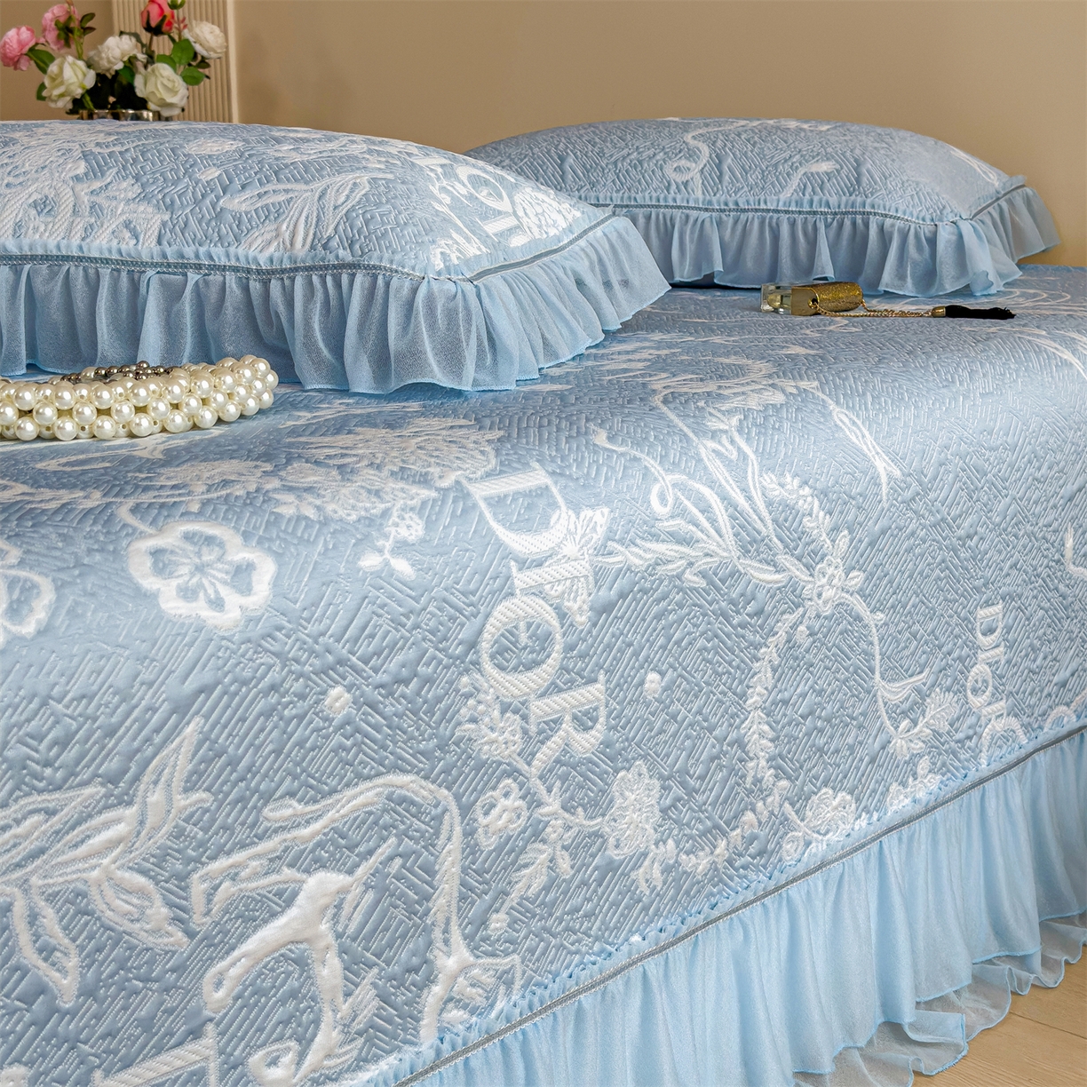 91家纺网 家纺一手货源 找家纺 慕木家纺 2026新款A类三明治复合乙纶提花冰豆豆花边床盖款床迪奥风系列（提供买家秀） 迪奥玫瑰-蓝