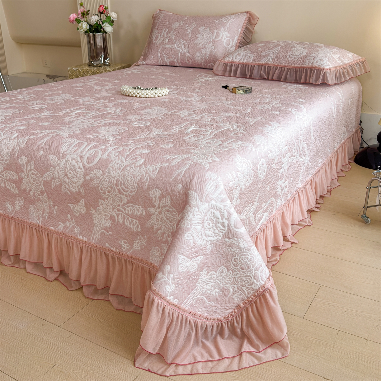 91家纺网 家纺一手货源 找家纺 慕木家纺 2026新款A类三明治复合乙纶提花冰豆豆花边床盖款床迪奥风系列（提供买家秀） 迪奥玫瑰-粉