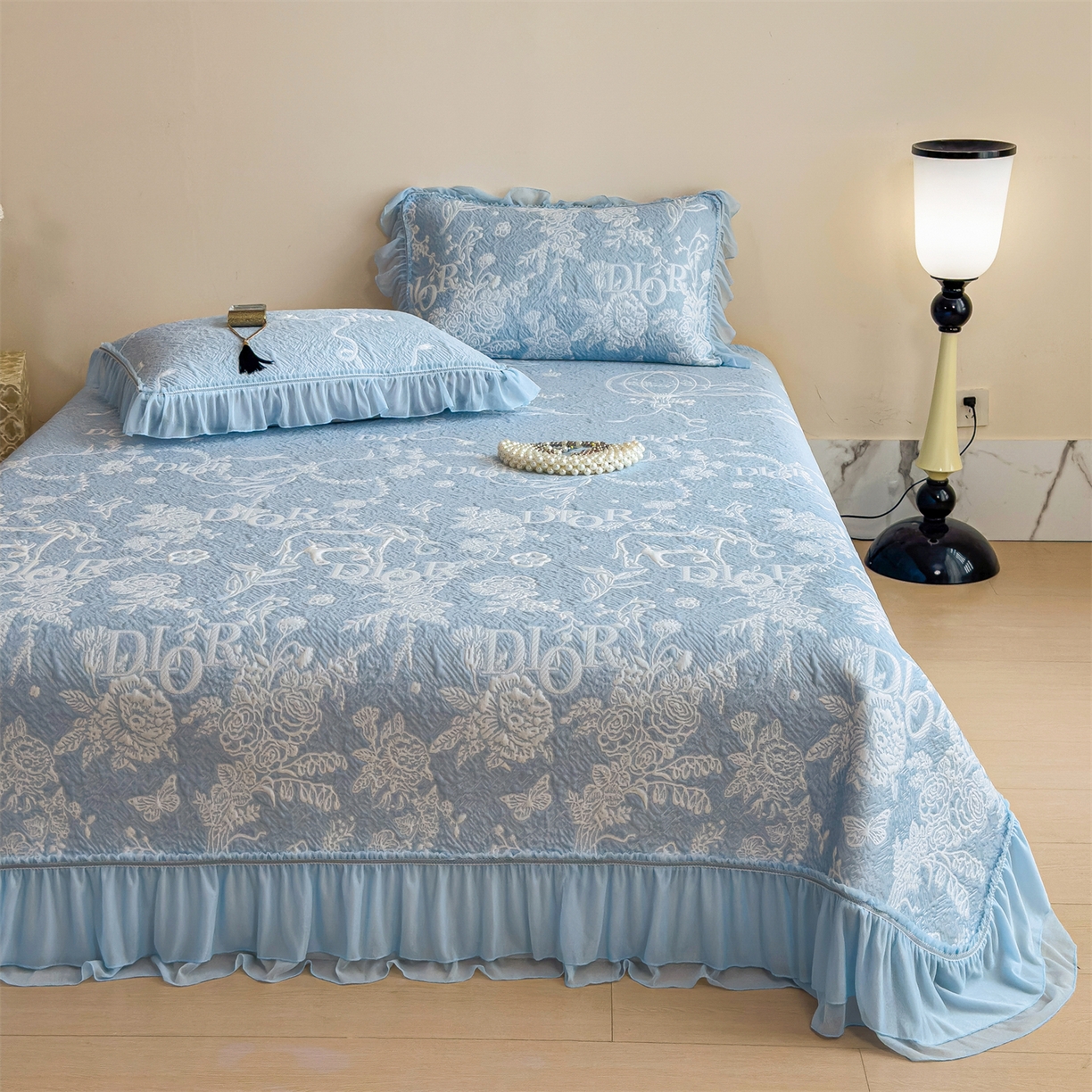 91家纺网 家纺一手货源 找家纺 慕木家纺 2026新款A类三明治复合乙纶提花冰豆豆花边床盖款床迪奥风系列（提供买家秀） 迪奥玫瑰-蓝