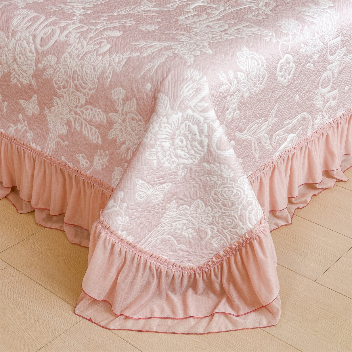 91家纺网 家纺一手货源 找家纺 慕木家纺 2026新款A类三明治复合乙纶提花冰豆豆花边床盖款床迪奥风系列（提供买家秀） 迪奥玫瑰-粉