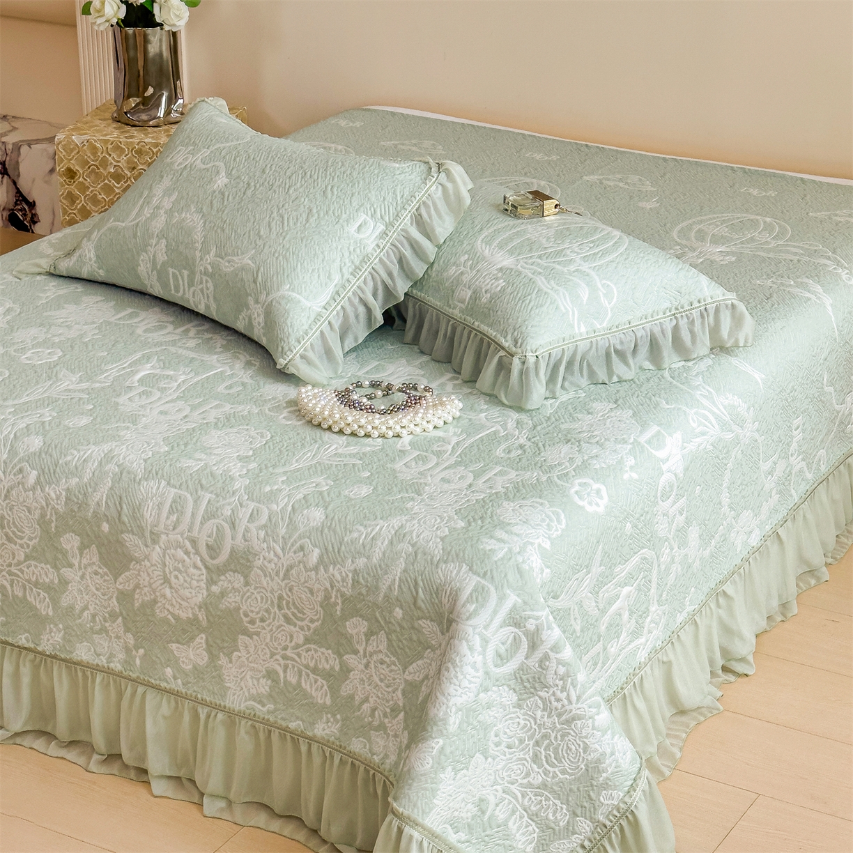 91家纺网 家纺一手货源 找家纺 慕木家纺 2026新款A类三明治复合乙纶提花冰豆豆花边床盖款床迪奥风系列（提供买家秀） 迪奥玫瑰-绿