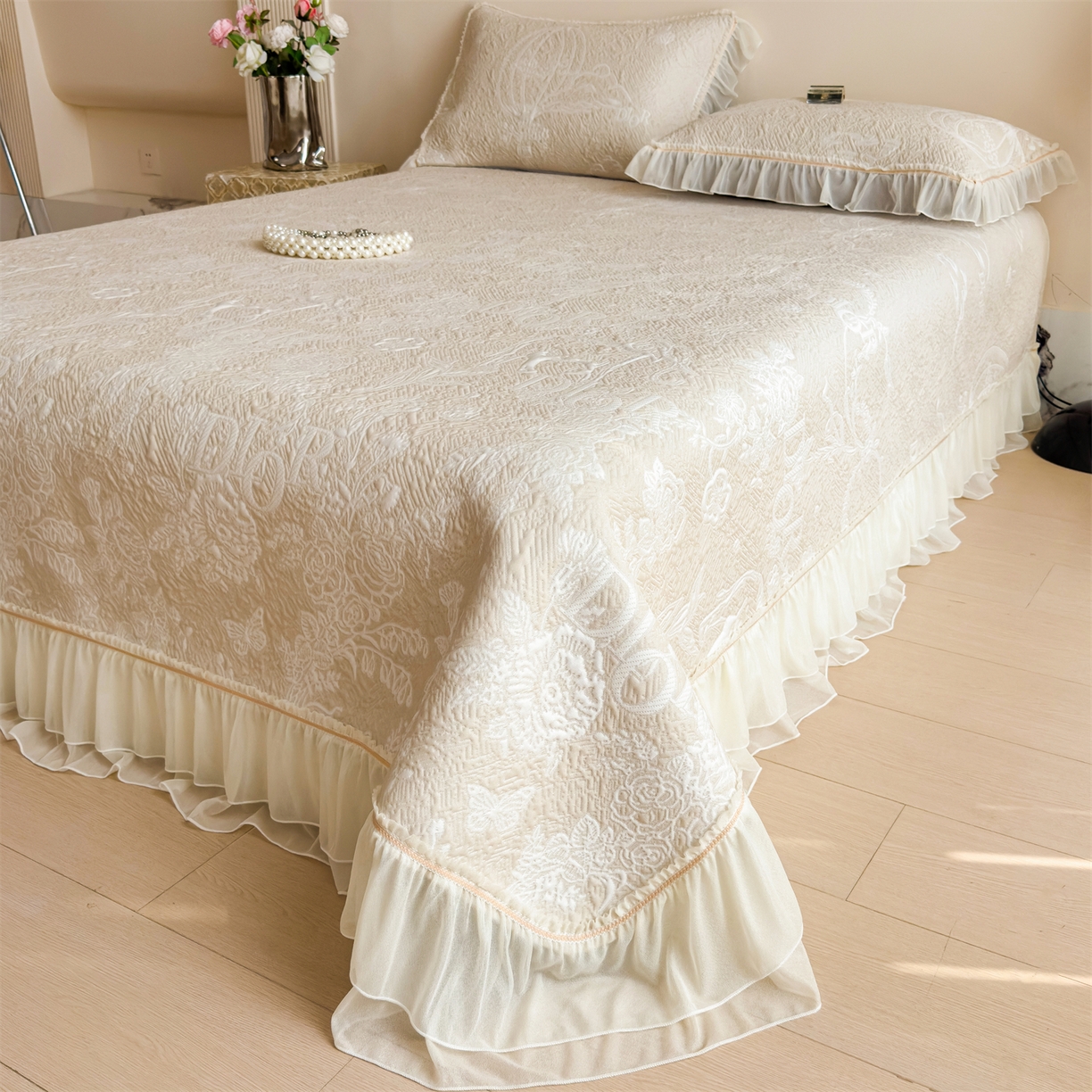 91家纺网 家纺一手货源 找家纺 慕木家纺 2026新款A类三明治复合乙纶提花冰豆豆花边床盖款床迪奥风系列（提供买家秀） 迪奥玫瑰-咖