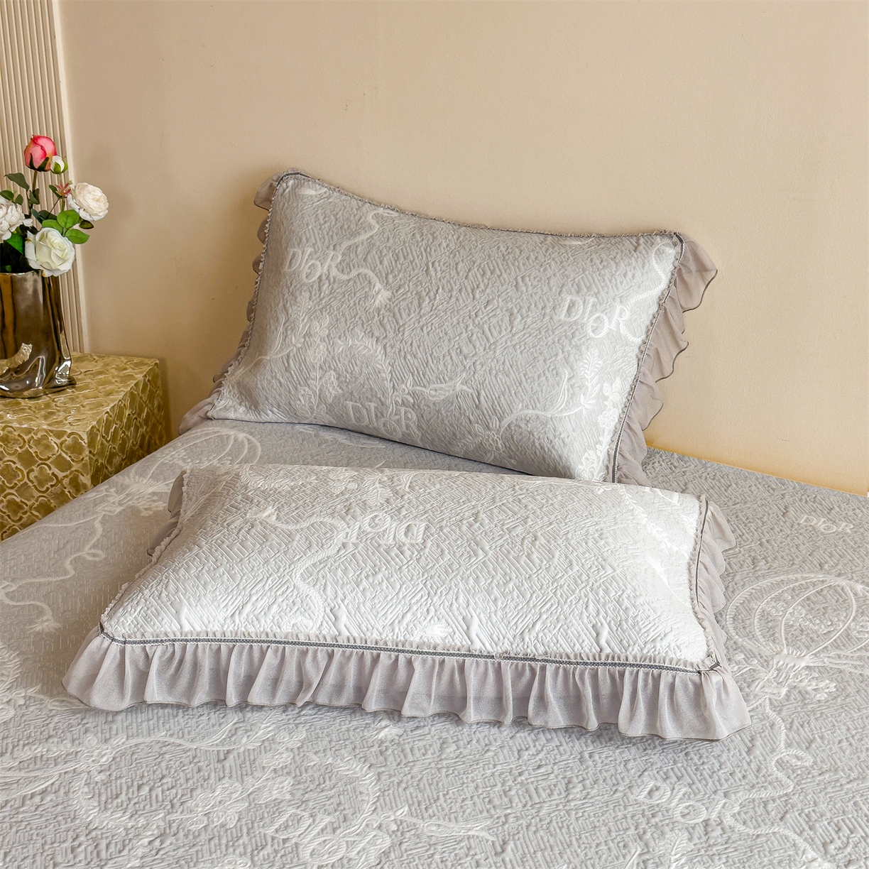 91家纺网 家纺一手货源 找家纺 慕木家纺 2026新款A类三明治复合乙纶提花冰豆豆花边床盖款床迪奥风系列（提供买家秀） 迪奥玫瑰-灰