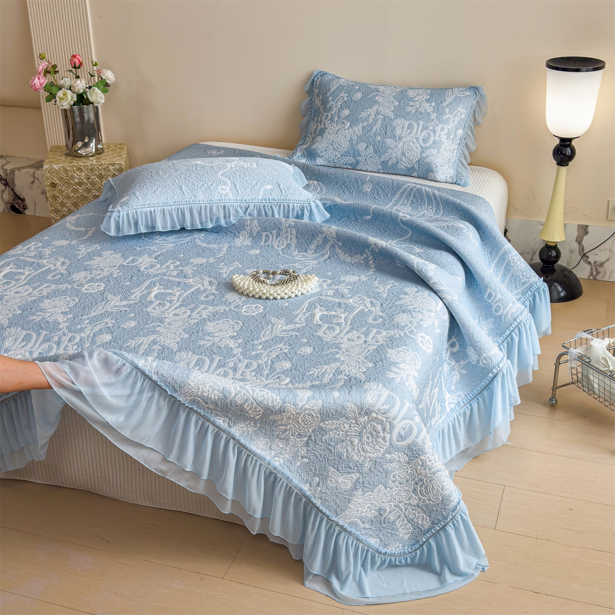 91家纺网 家纺一手货源 找家纺 慕木家纺 2026新款A类三明治复合乙纶提花冰豆豆花边床盖款床迪奥风系列（提供买家秀） 迪奥玫瑰-蓝