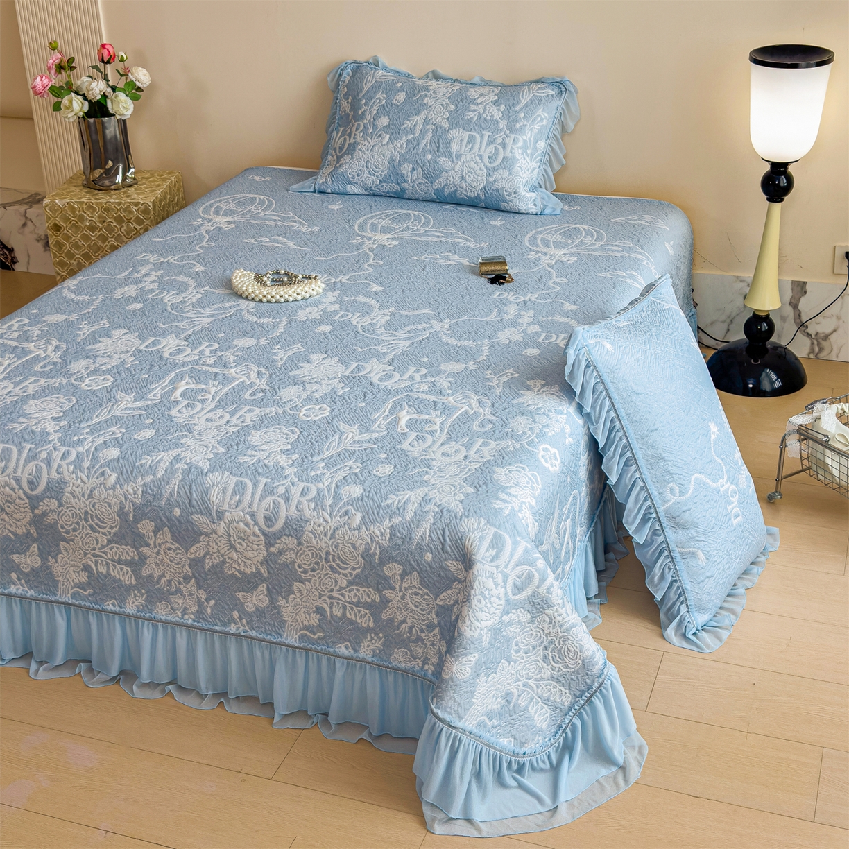 91家纺网 家纺一手货源 找家纺 慕木家纺 2026新款A类三明治复合乙纶提花冰豆豆花边床盖款床迪奥风系列（提供买家秀） 迪奥玫瑰-蓝