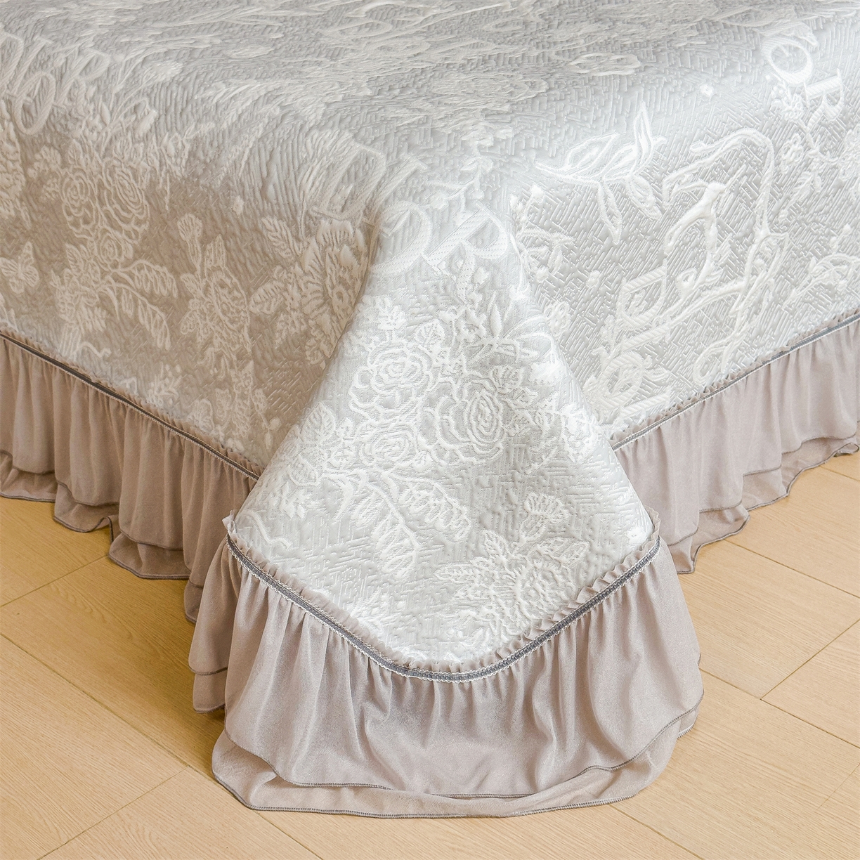 91家纺网 家纺一手货源 找家纺 慕木家纺 2026新款A类三明治复合乙纶提花冰豆豆花边床盖款床迪奥风系列（提供买家秀） 迪奥玫瑰-灰