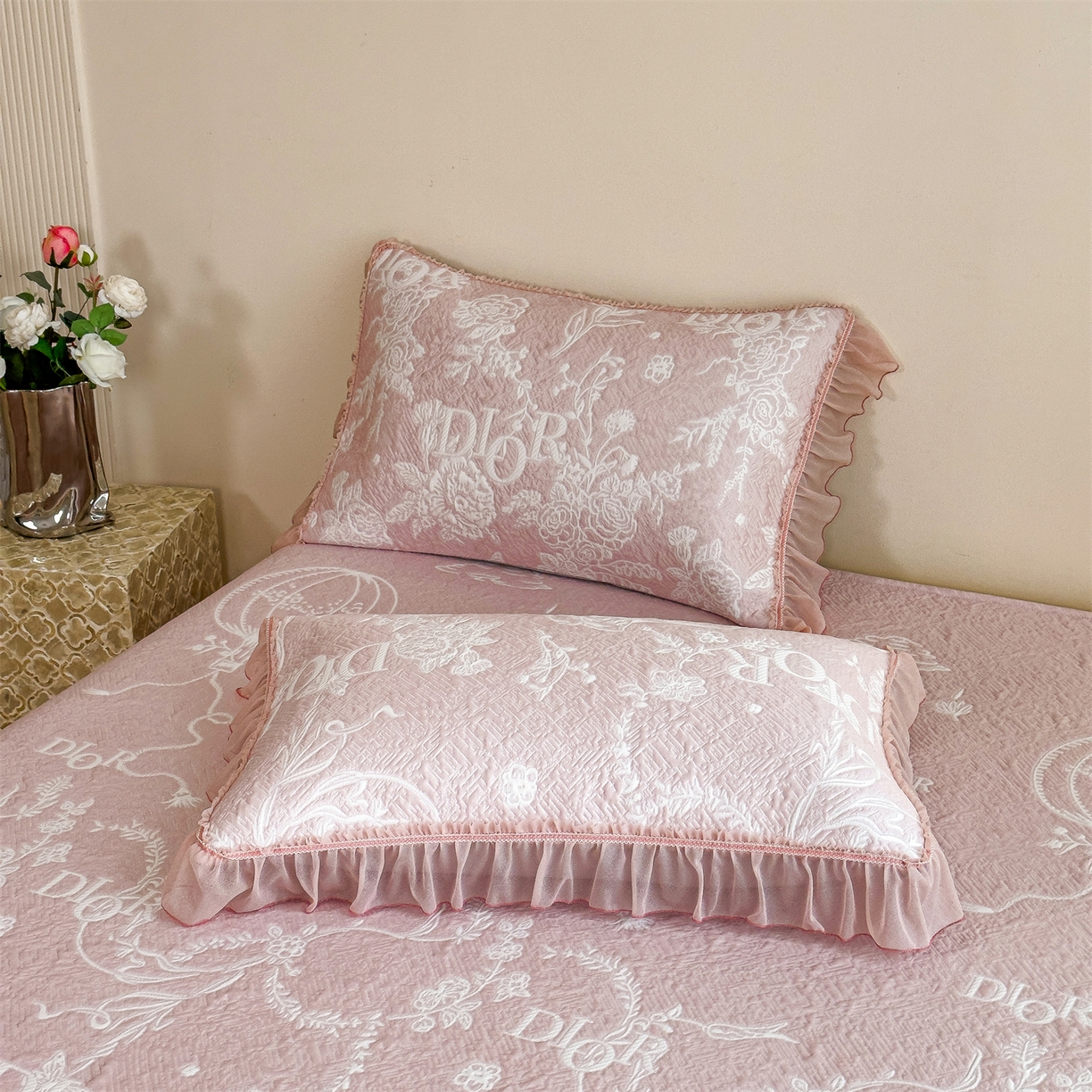 91家纺网 家纺一手货源 找家纺 慕木家纺 2026新款A类三明治复合乙纶提花冰豆豆花边床盖款床迪奥风系列（提供买家秀） 迪奥玫瑰-粉