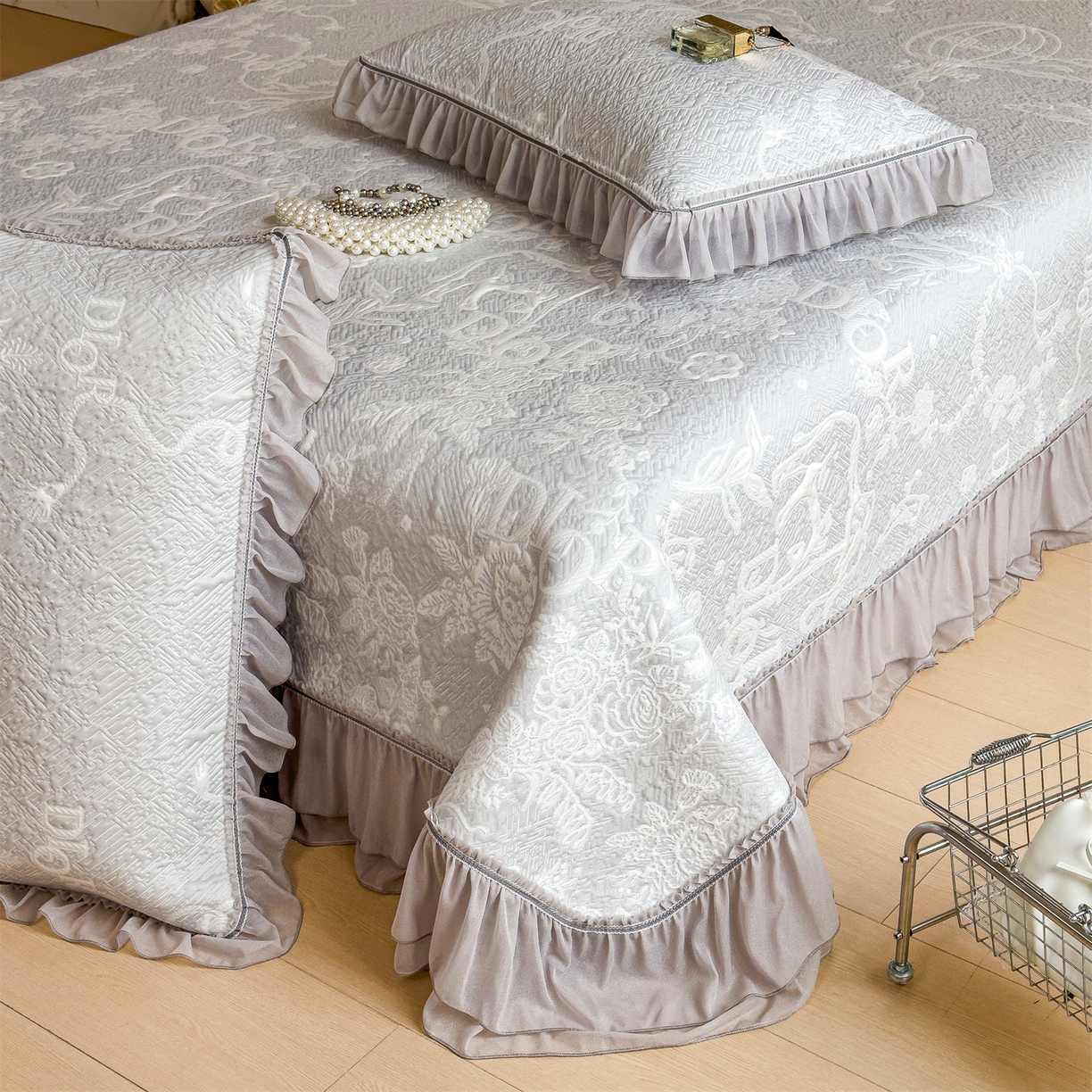 91家纺网 家纺一手货源 找家纺 慕木家纺 2026新款A类三明治复合乙纶提花冰豆豆花边床盖款床迪奥风系列（提供买家秀） 迪奥玫瑰-灰