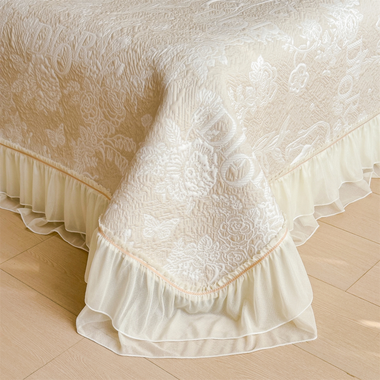 91家纺网 家纺一手货源 找家纺 慕木家纺 2026新款A类三明治复合乙纶提花冰豆豆花边床盖款床迪奥风系列（提供买家秀） 迪奥玫瑰-咖