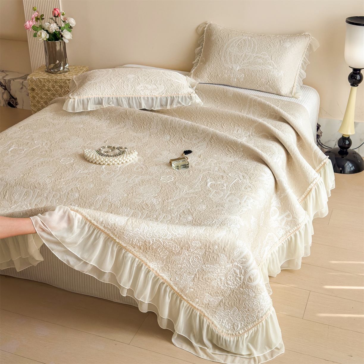 91家纺网 家纺一手货源 找家纺 慕木家纺 2026新款A类三明治复合乙纶提花冰豆豆花边床盖款床迪奥风系列（提供买家秀） 迪奥玫瑰-咖