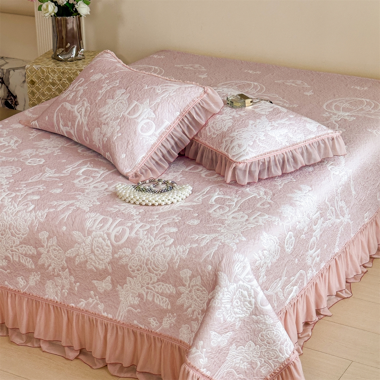 91家纺网 家纺一手货源 找家纺 慕木家纺 2026新款A类三明治复合乙纶提花冰豆豆花边床盖款床迪奥风系列（提供买家秀） 迪奥玫瑰-粉